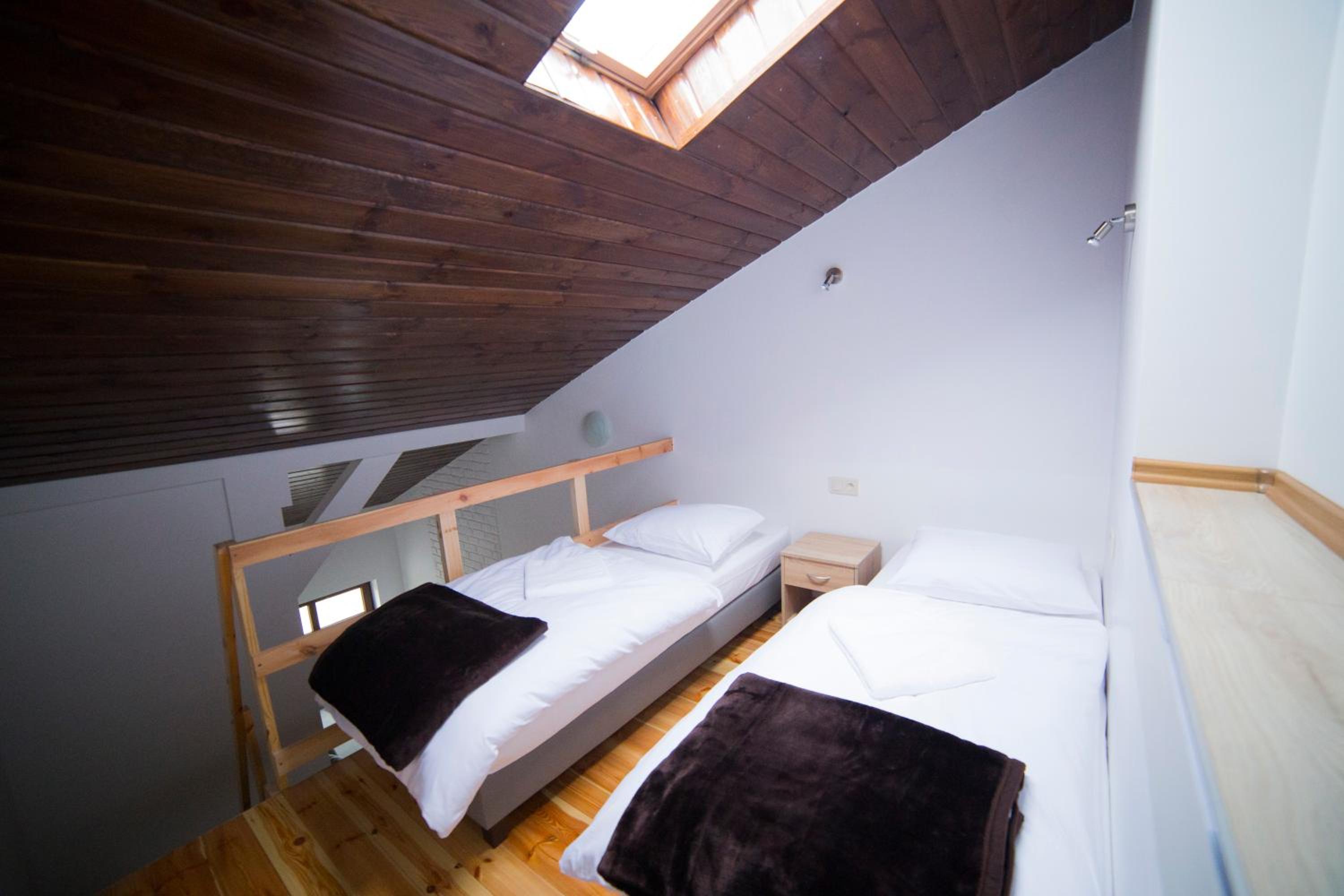 Double or Twin Room with City View - Photo 3