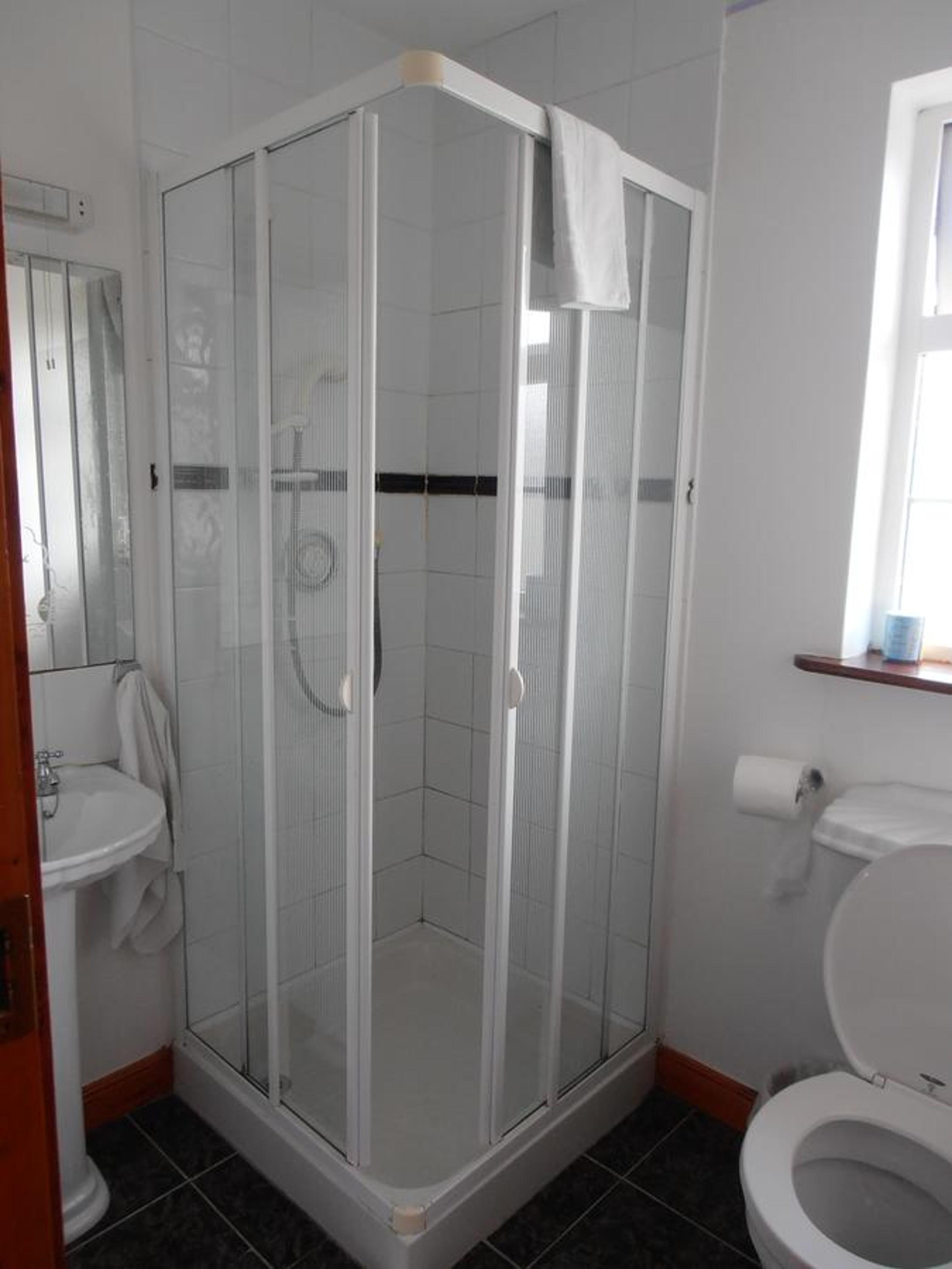 Double Room with Private Bathroom - Photo 15