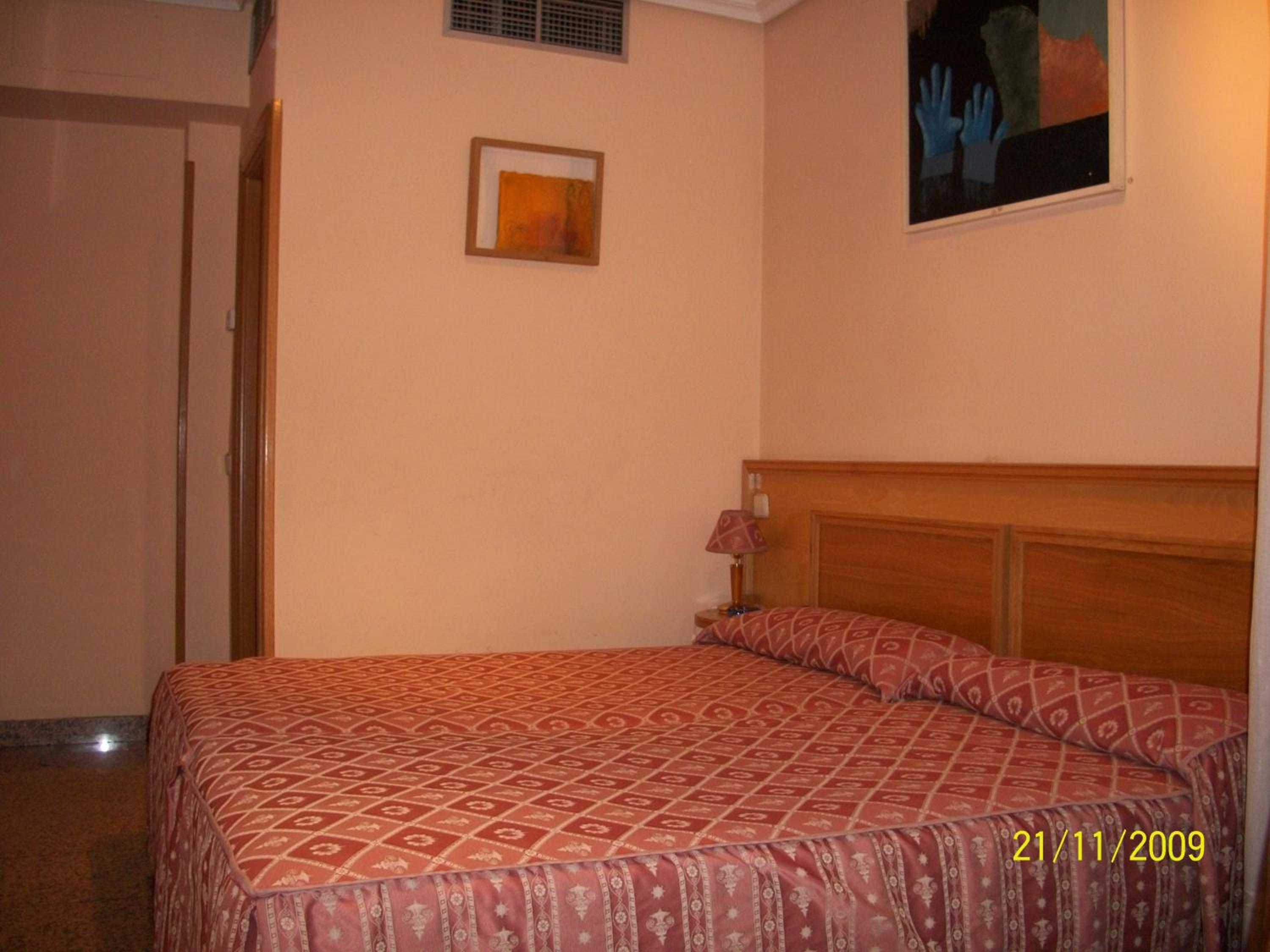 Twin Room - Photo 9