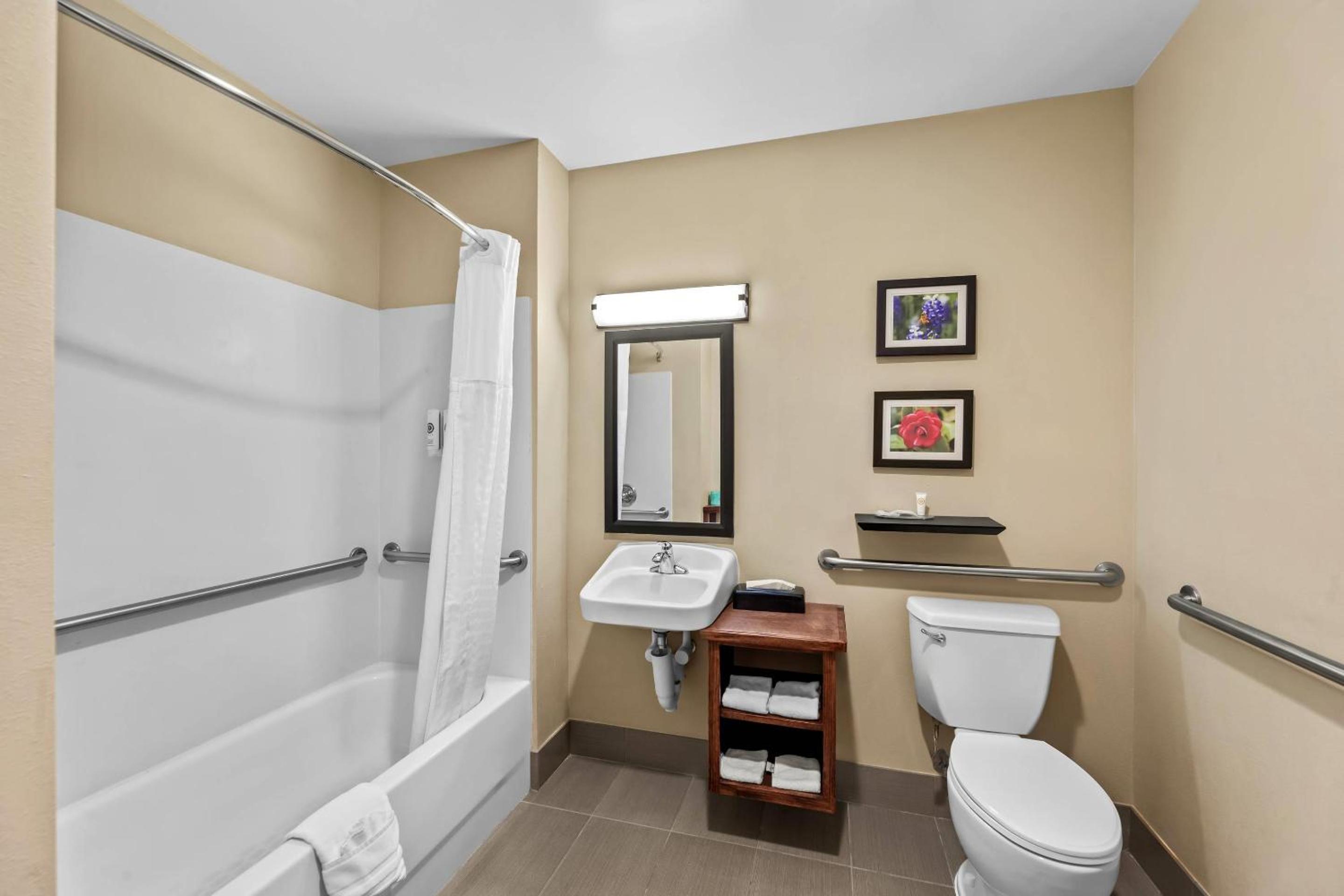 Queen Room with Two Queen Beds - Disability Access/Non-Smoking - Photo 4