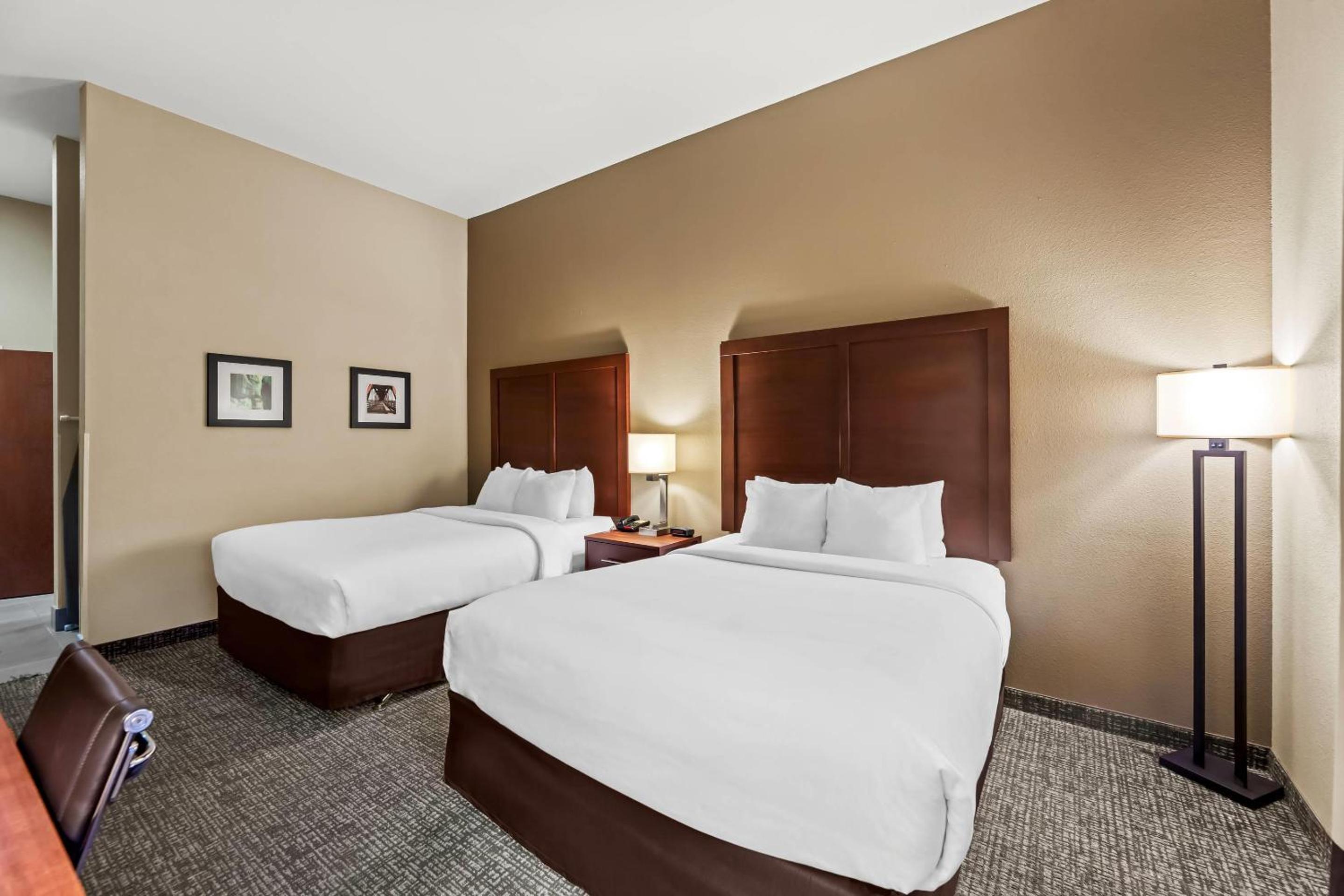 Queen Room with Two Queen Beds - Disability Access/Non-Smoking - Photo 5