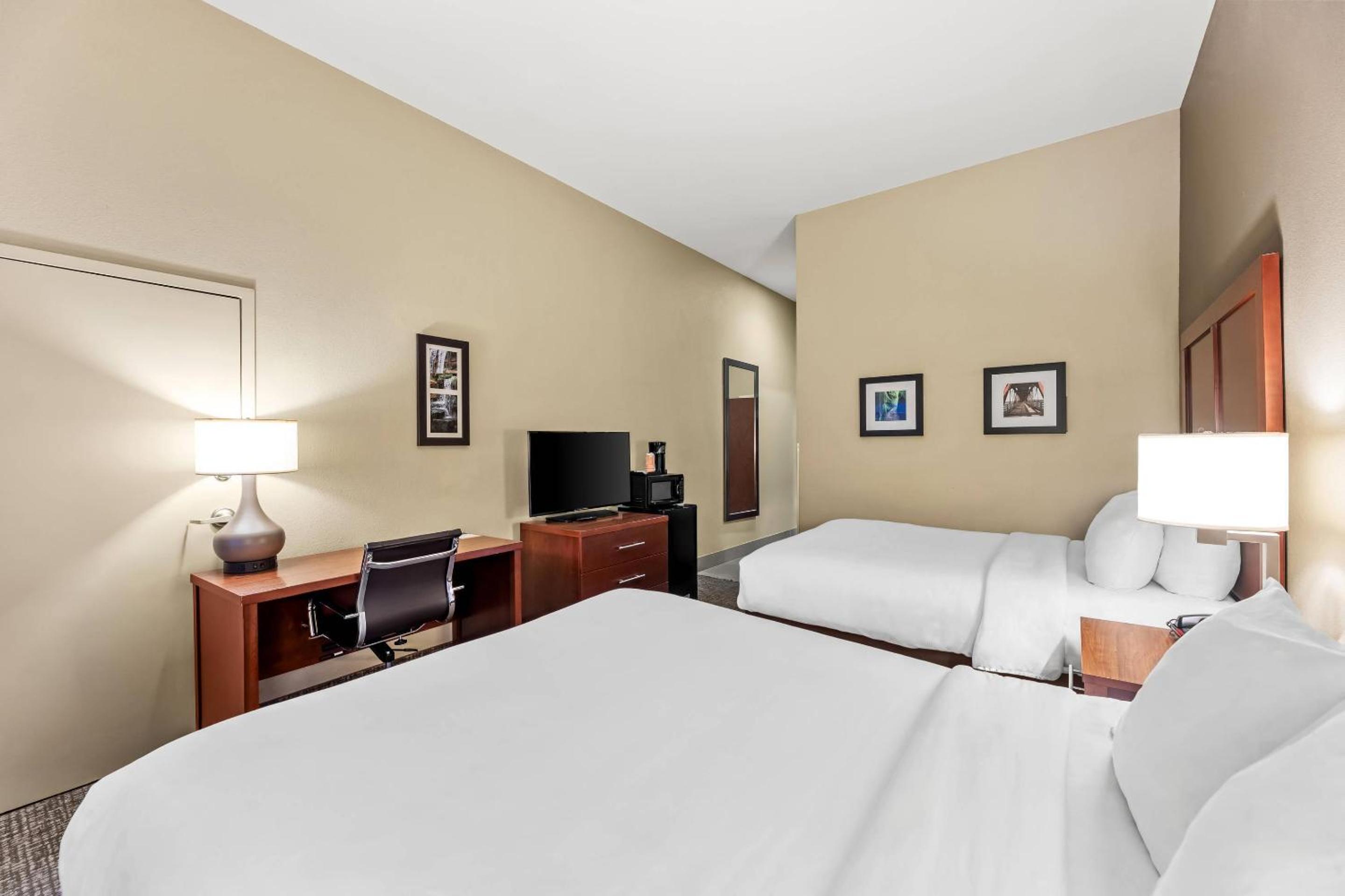 Queen Room with Two Queen Beds - Disability Access/Non-Smoking - Photo 2