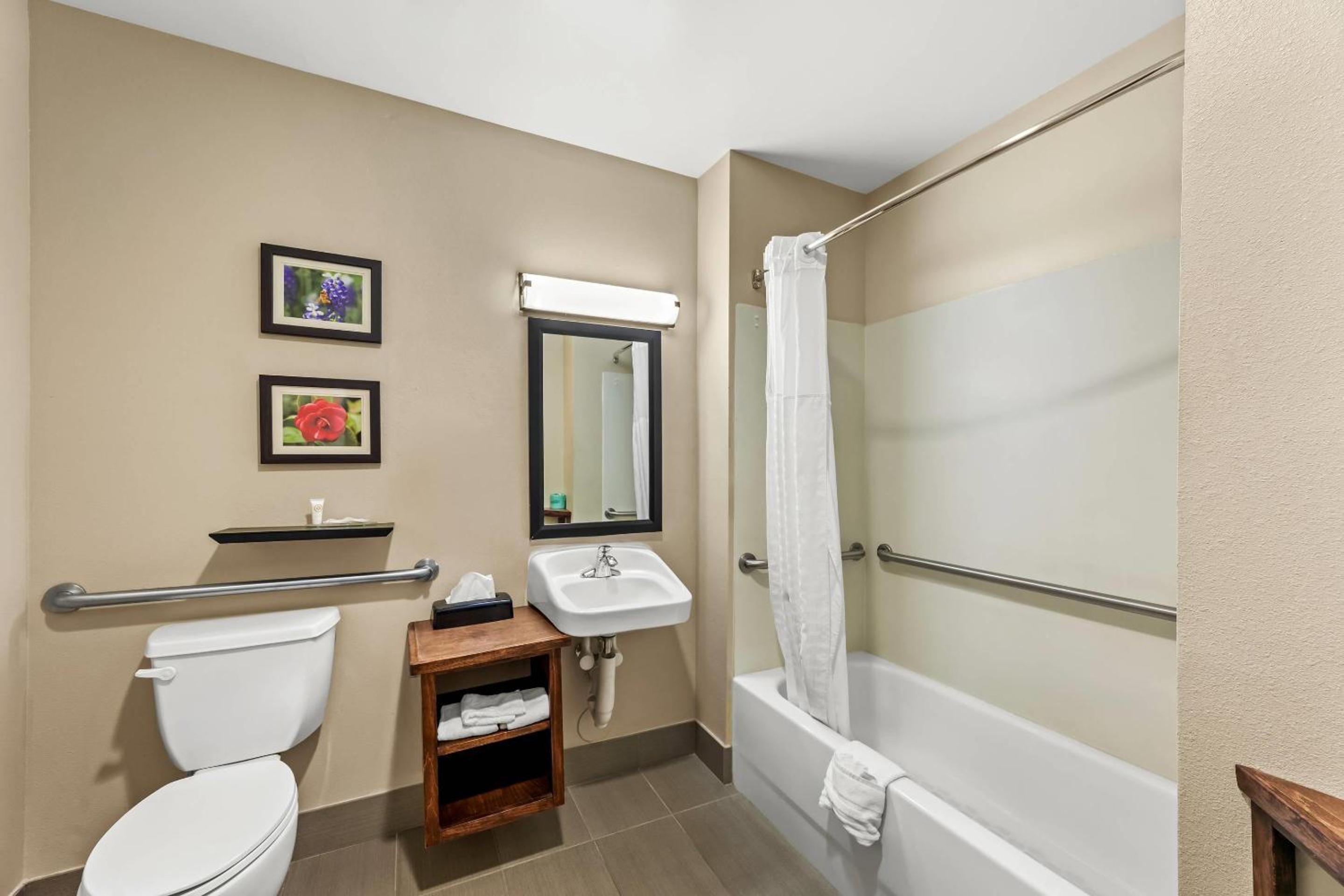 Queen Room with Two Queen Beds - Disability Access/Non-Smoking - Photo 3