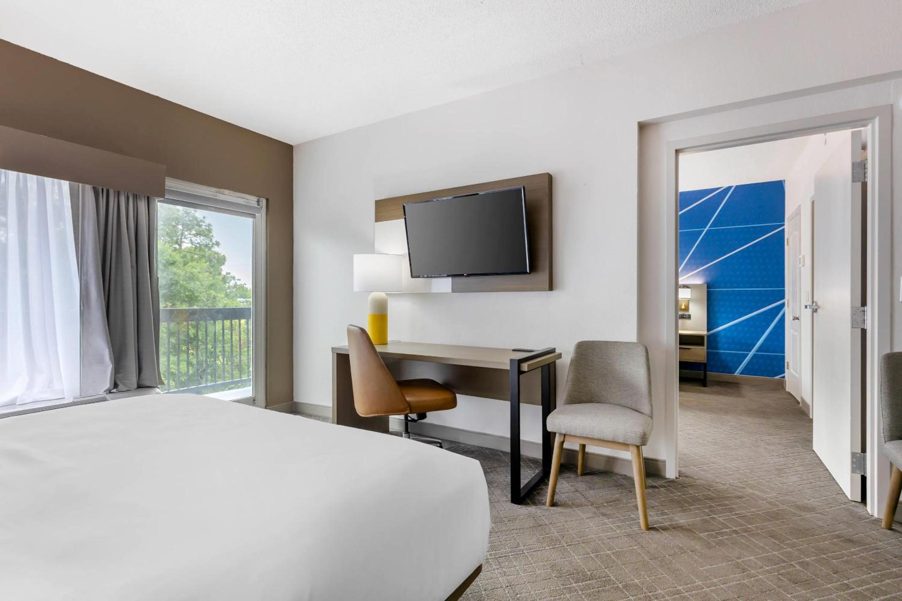 Efficiency King Suite with Whirlpool - Non Smoking