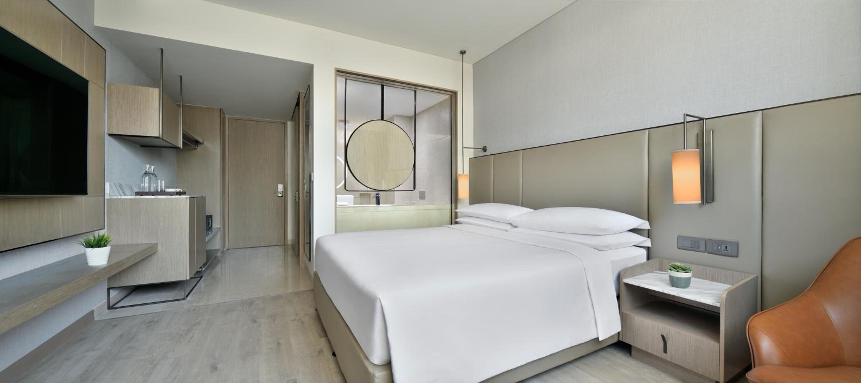 Deluxe Guest room, 1 King, Courtyard View - Photo 2