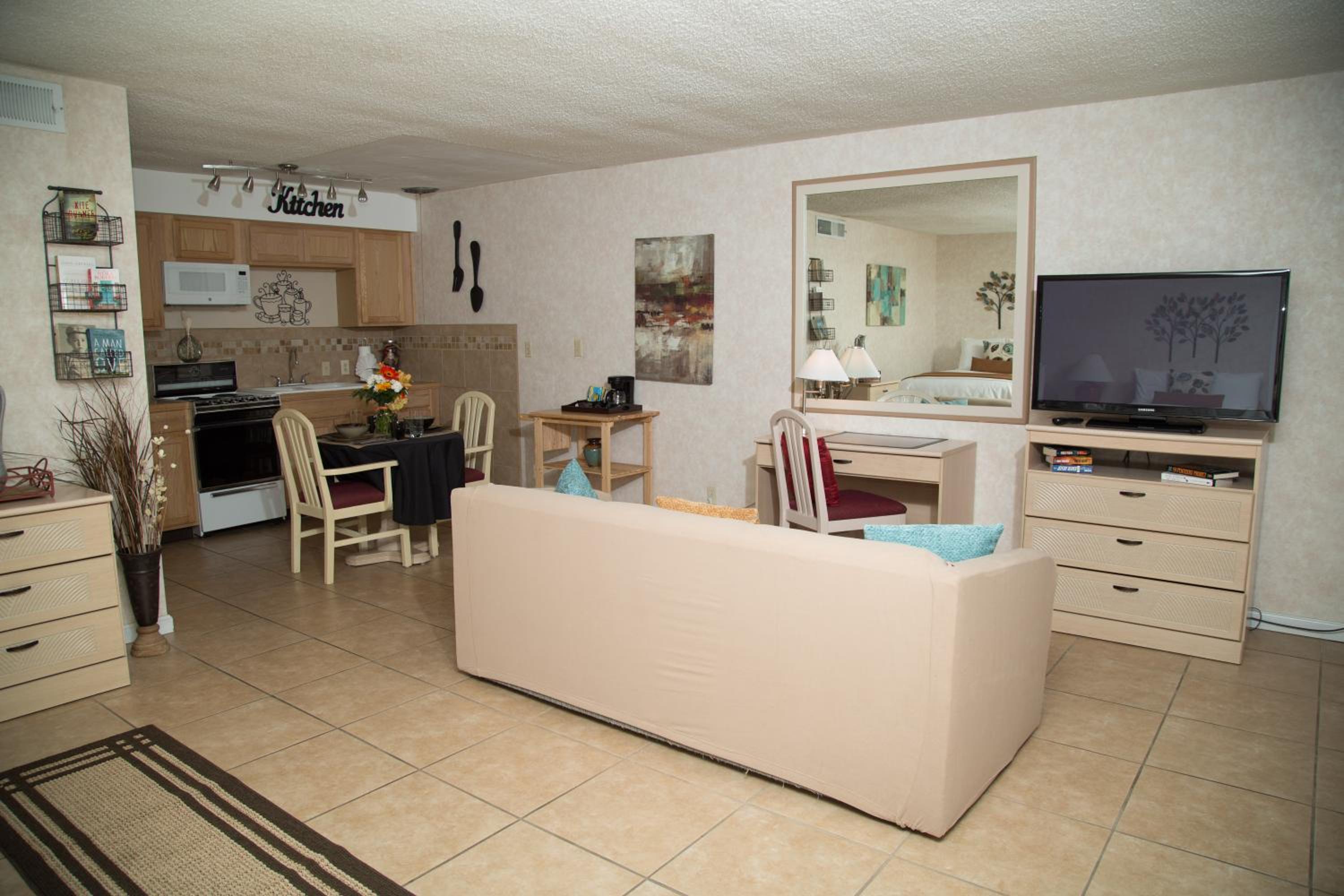 Queen Suite - Photo 2