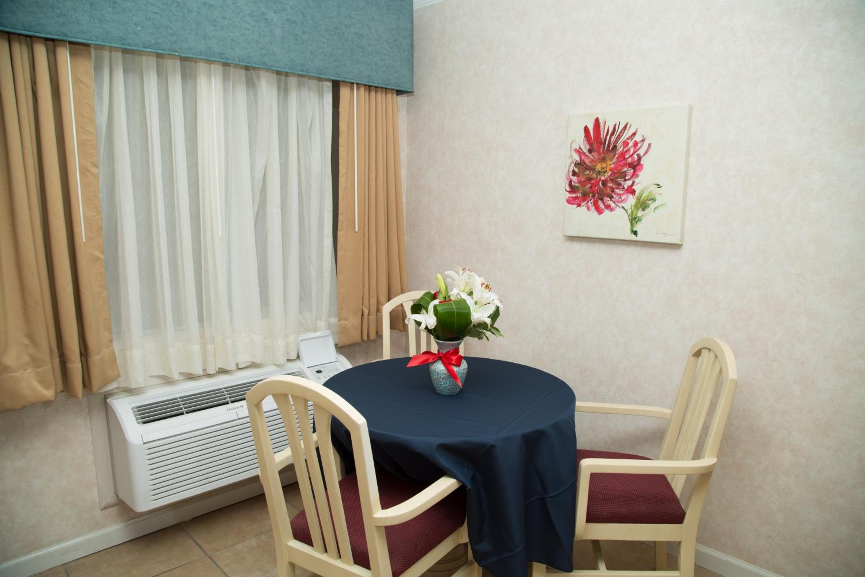 Double Room with Two Queen Beds - Photo 7