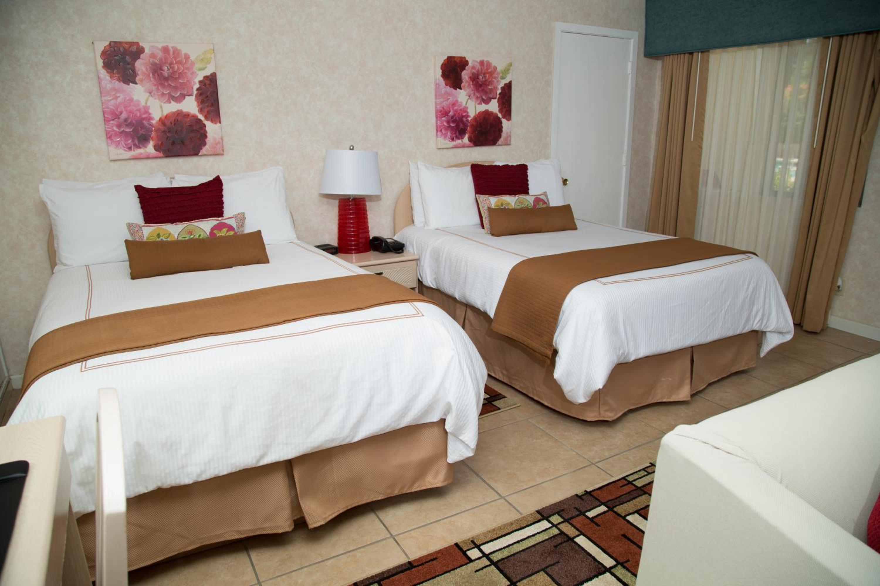 Double Room with Two Queen Beds - Photo 4