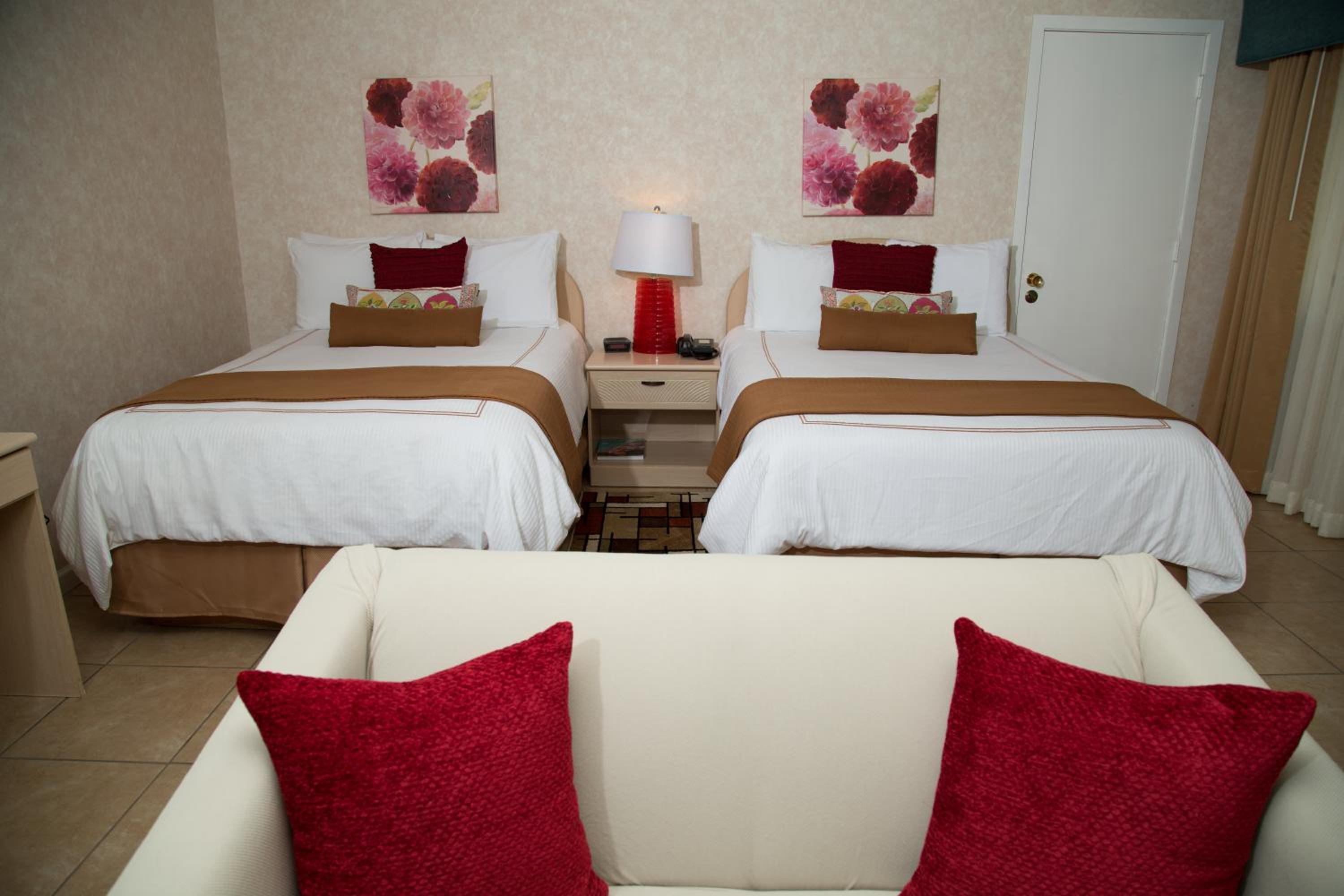 Double Room with Two Queen Beds - Photo 2