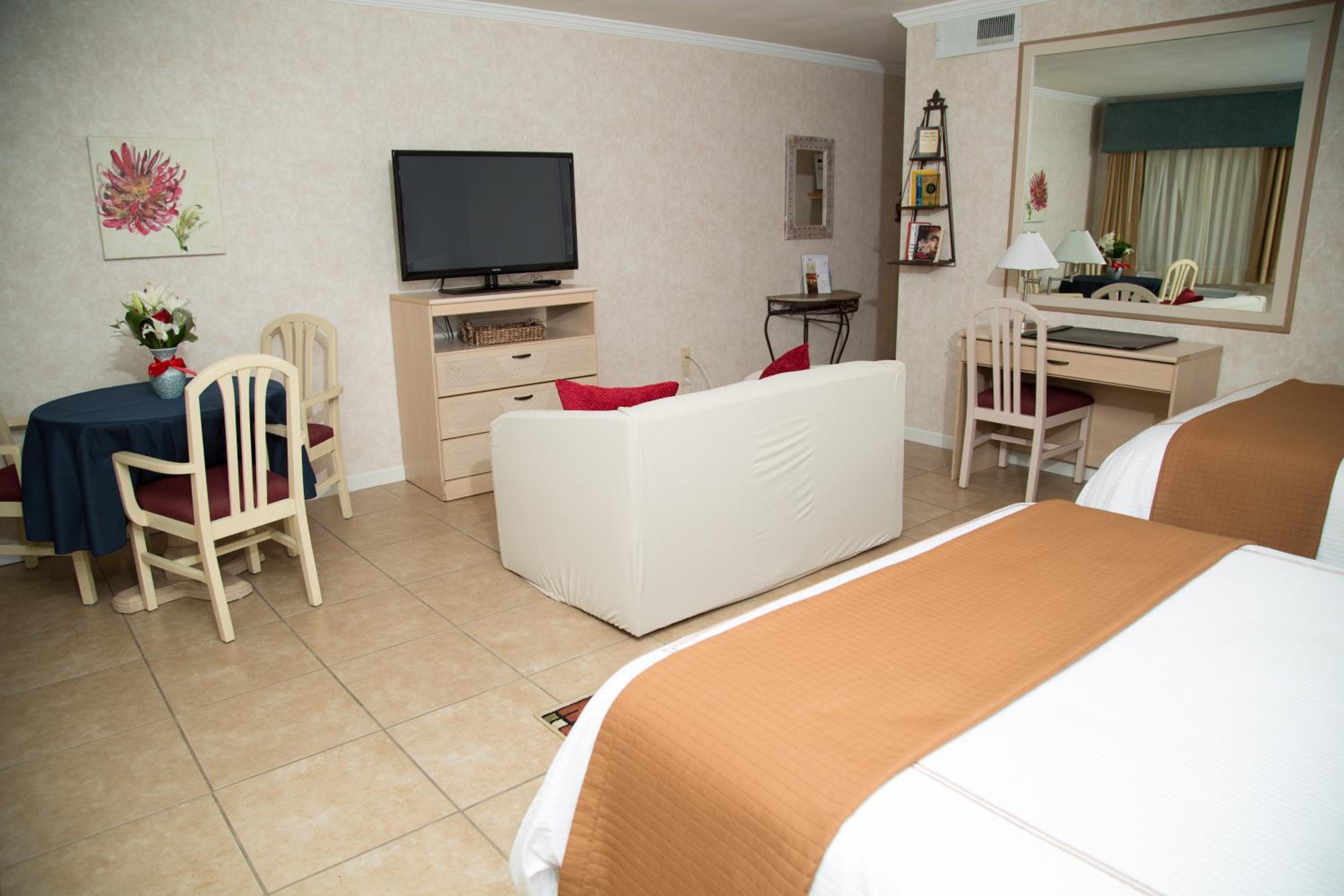 Double Room with Two Queen Beds - Photo 13