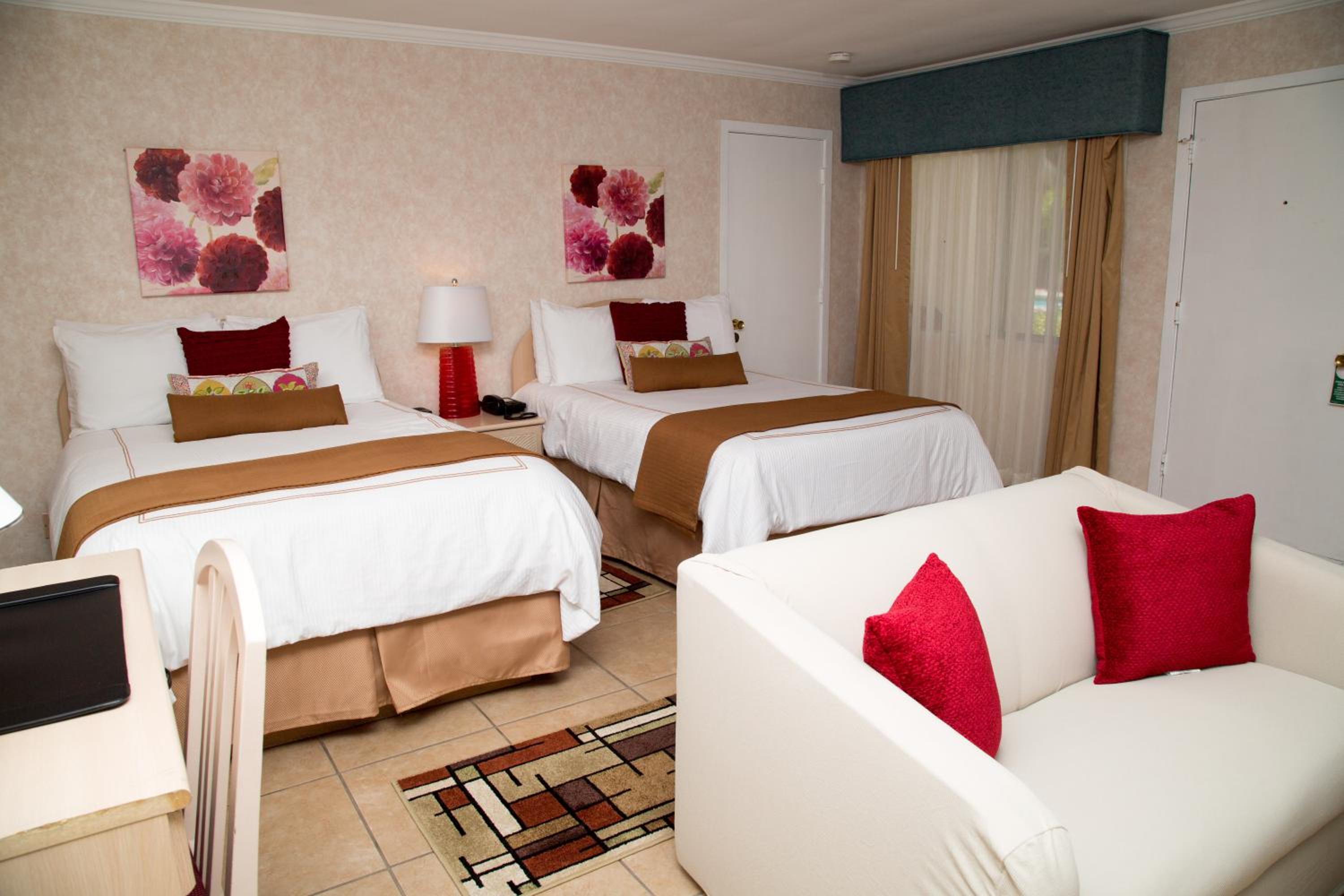 Double Room with Two Queen Beds - Photo 15