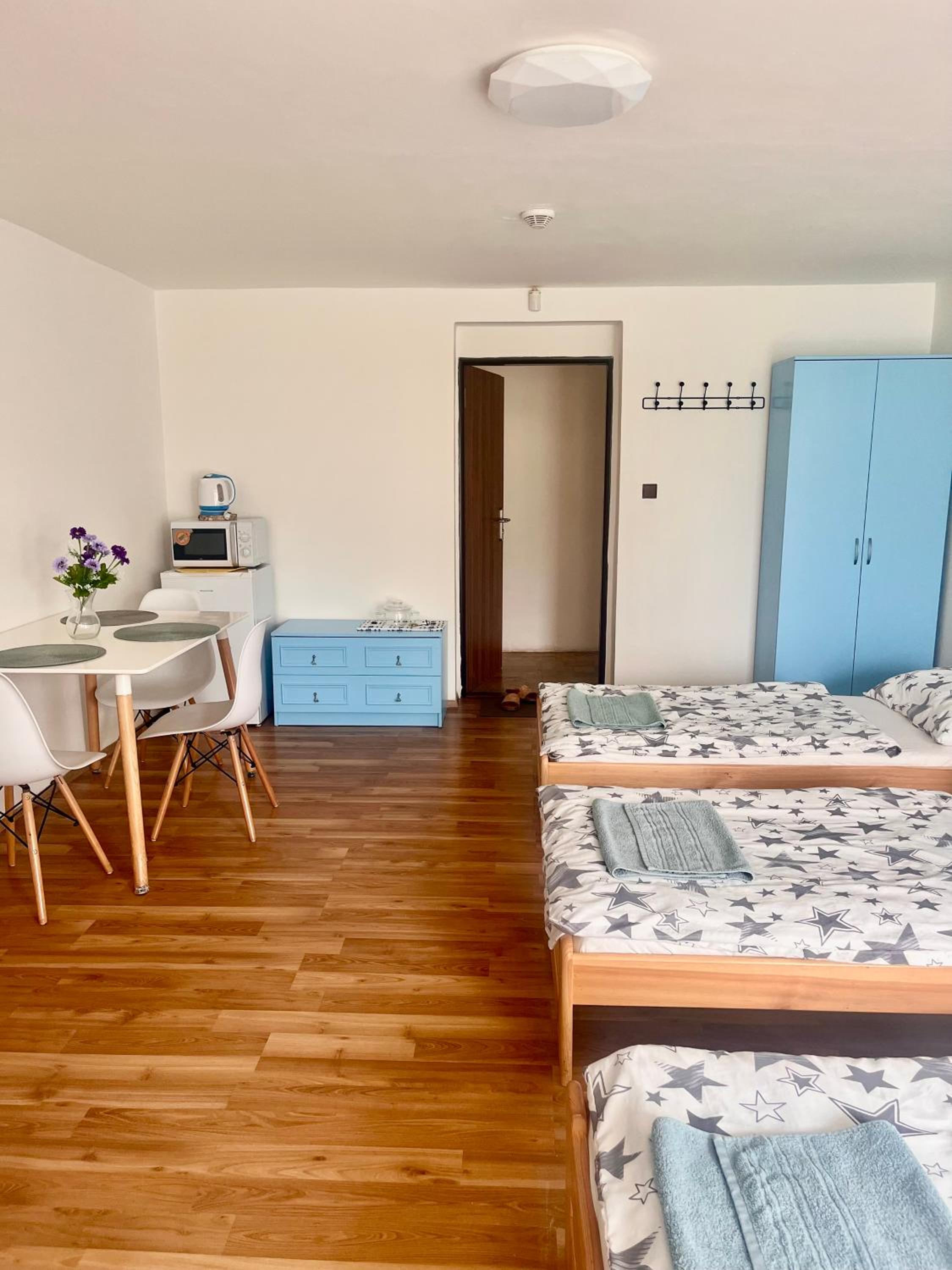 Economy Triple Room with Shared Bathroom photo 2