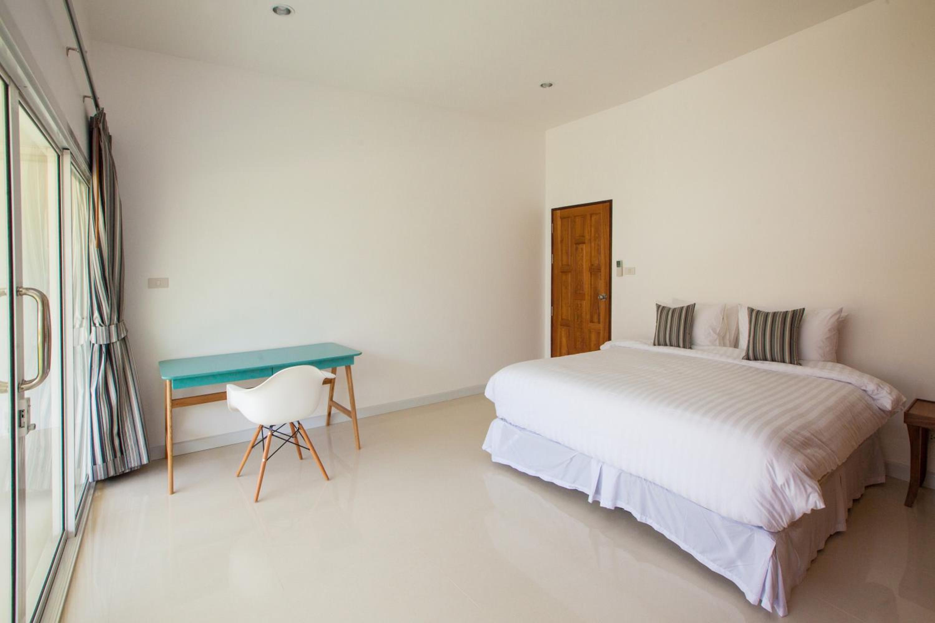 Villa with Private Pool - Photo 9