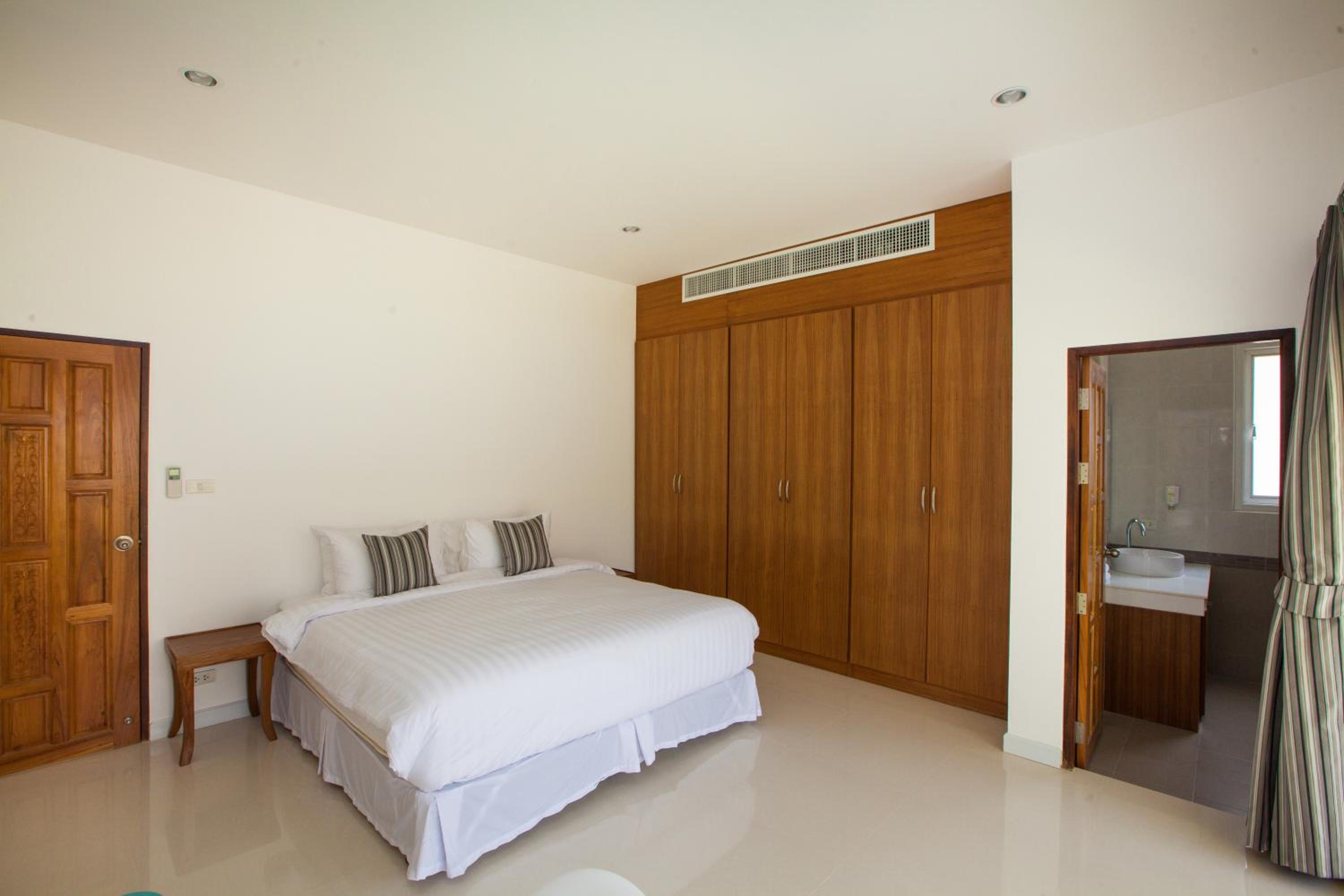 Villa with Private Pool - Photo 4