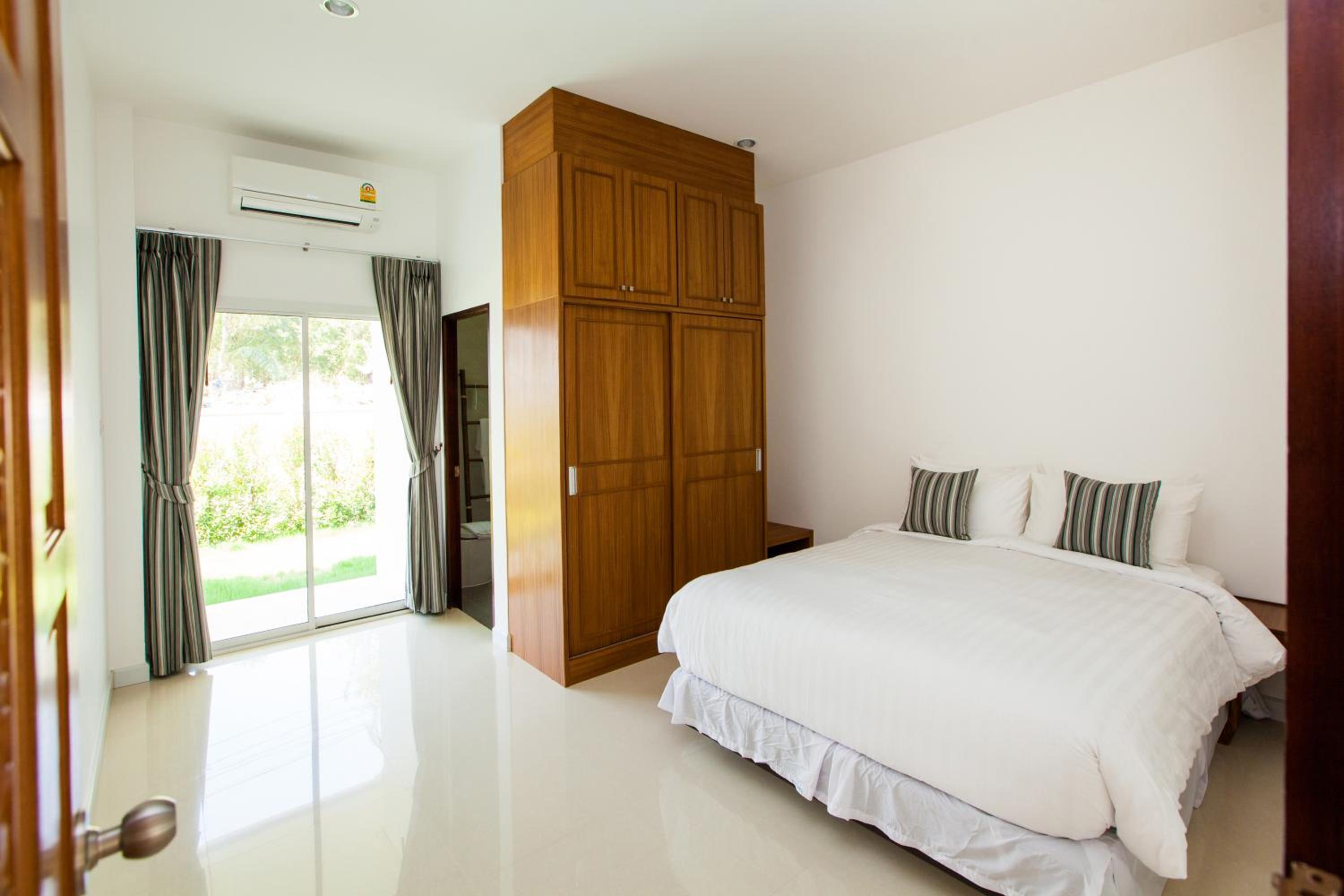 Villa with Private Pool - Photo 39