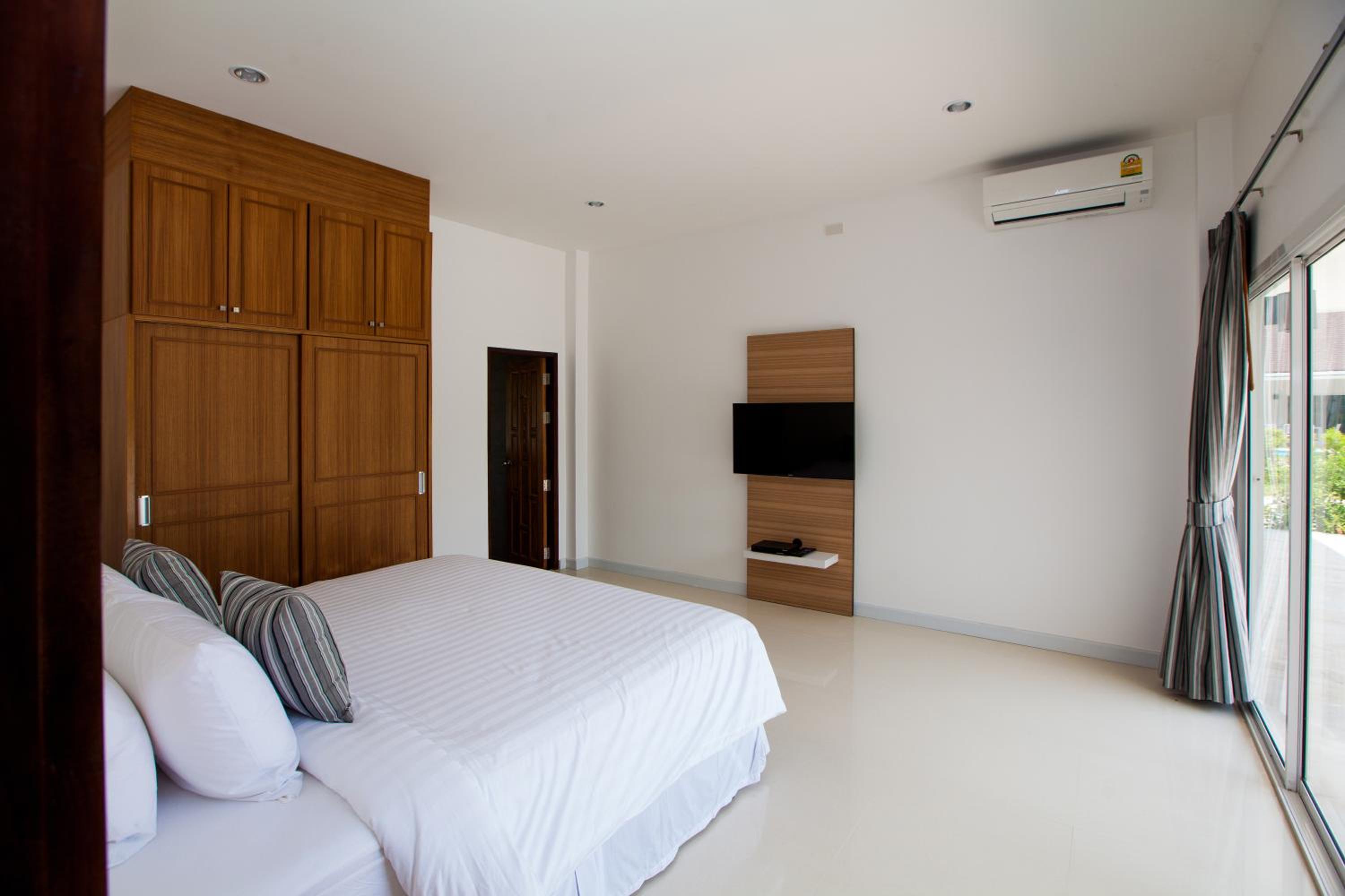 Villa with Private Pool - Photo 36