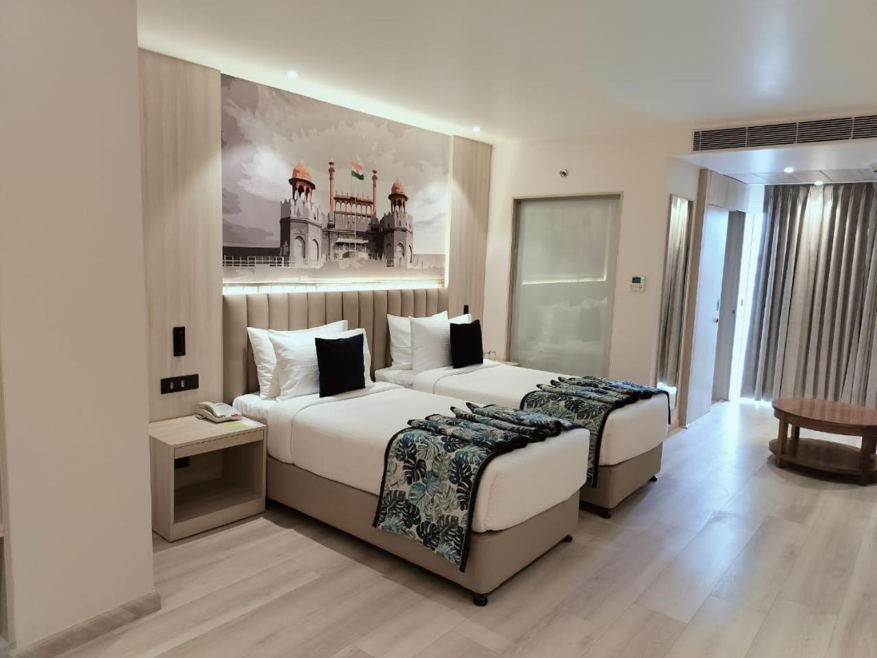 Club Twin Room With Balcony - Photo 1