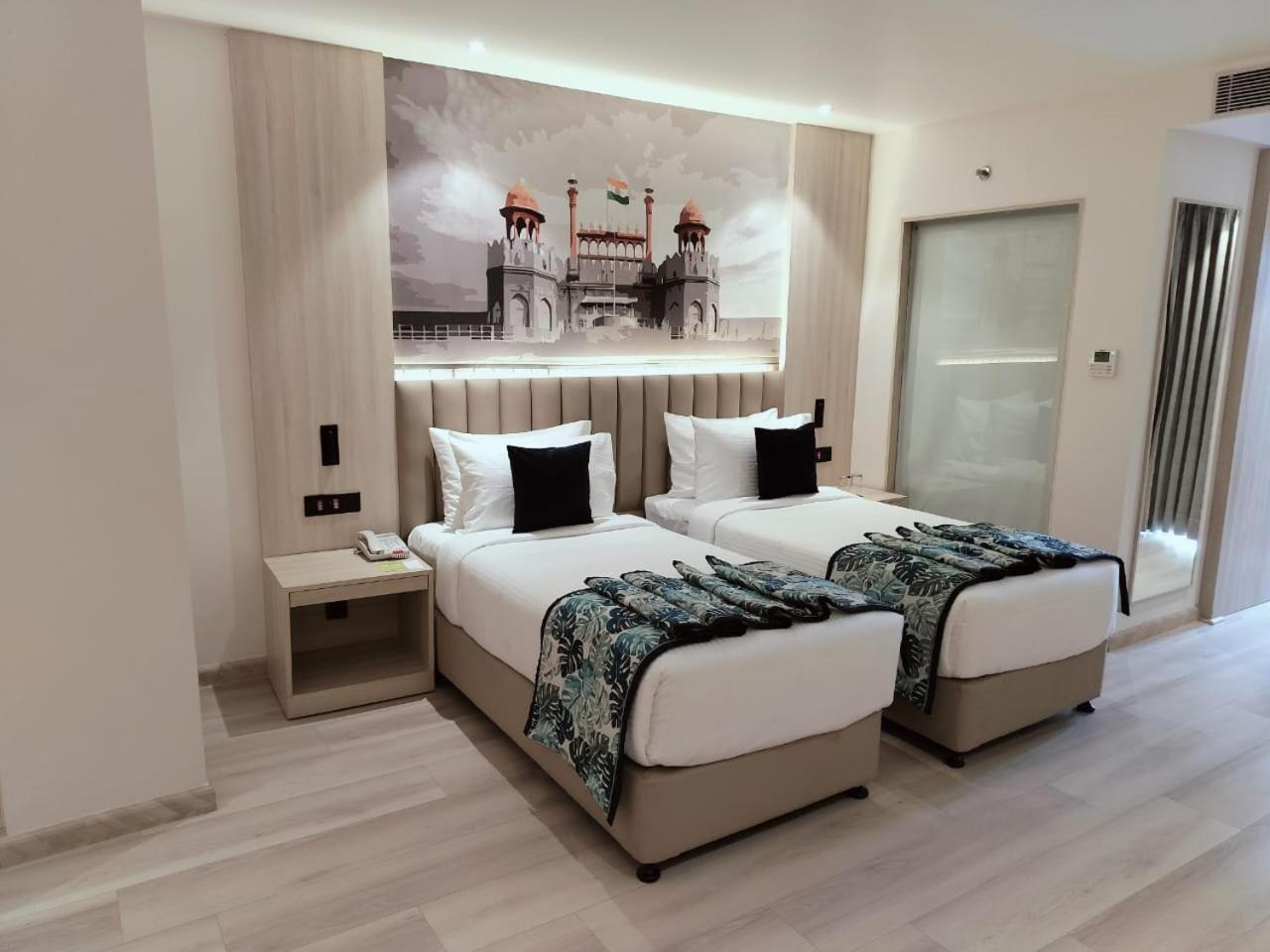 Club Twin Room With Balcony - Photo 2