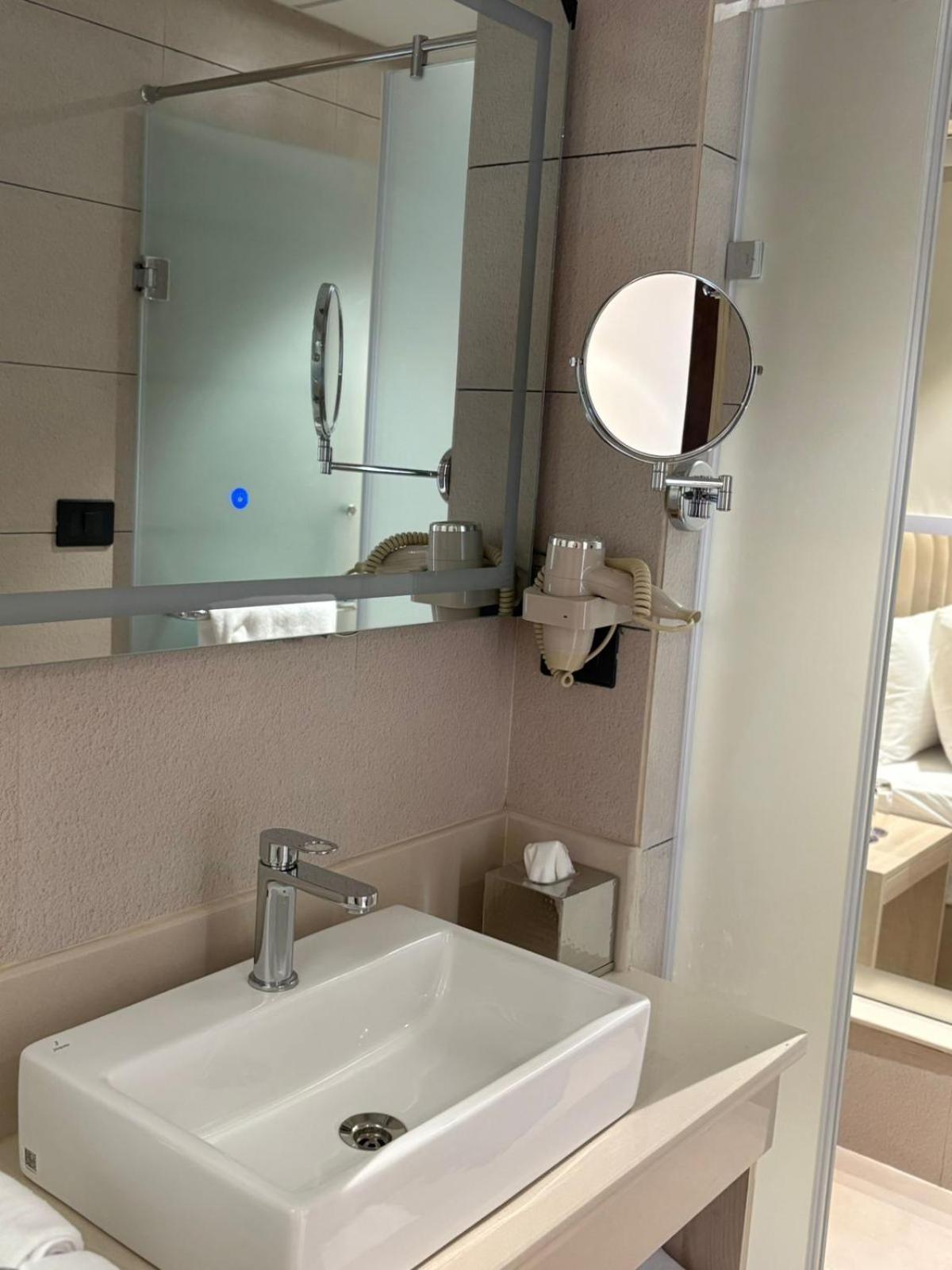 Club Twin Room With Balcony - Photo 4