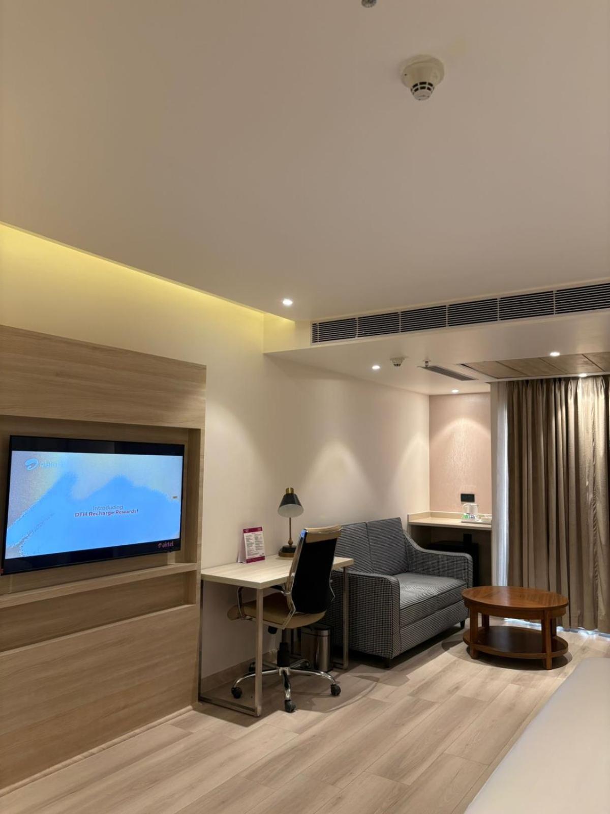 Club King Room With Balcony    - Photo 3