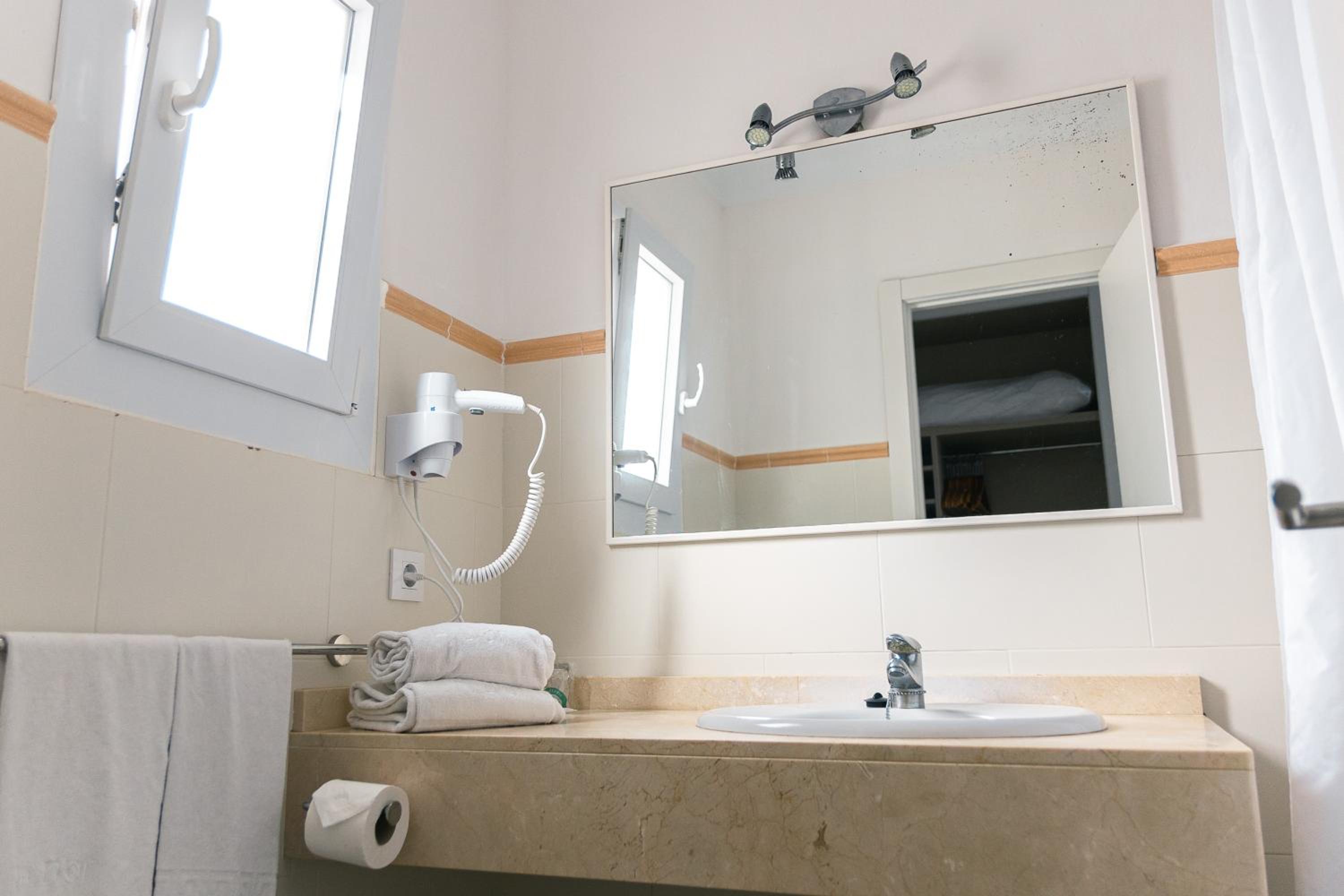 Superior Double or Twin Room thumbnail 6
