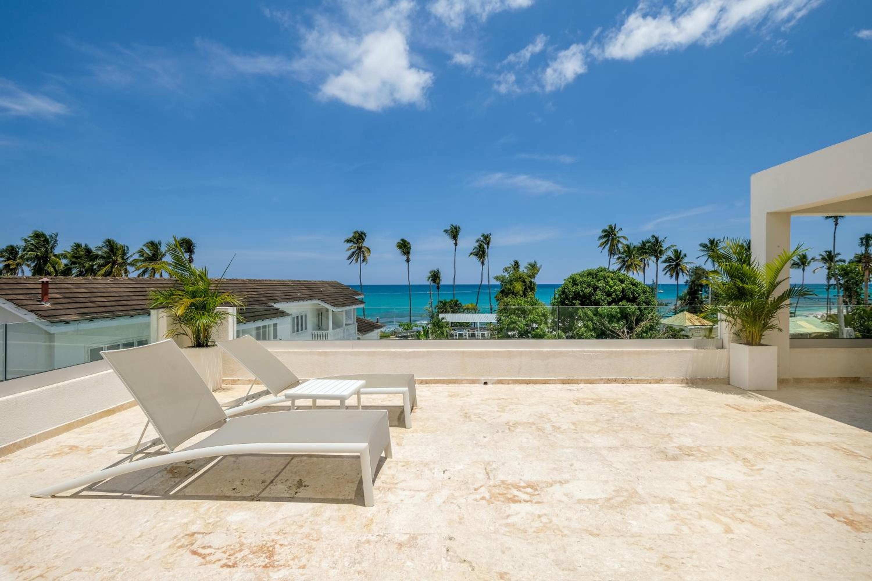 Three-Bedroom Apartment with Ocean View photo 2