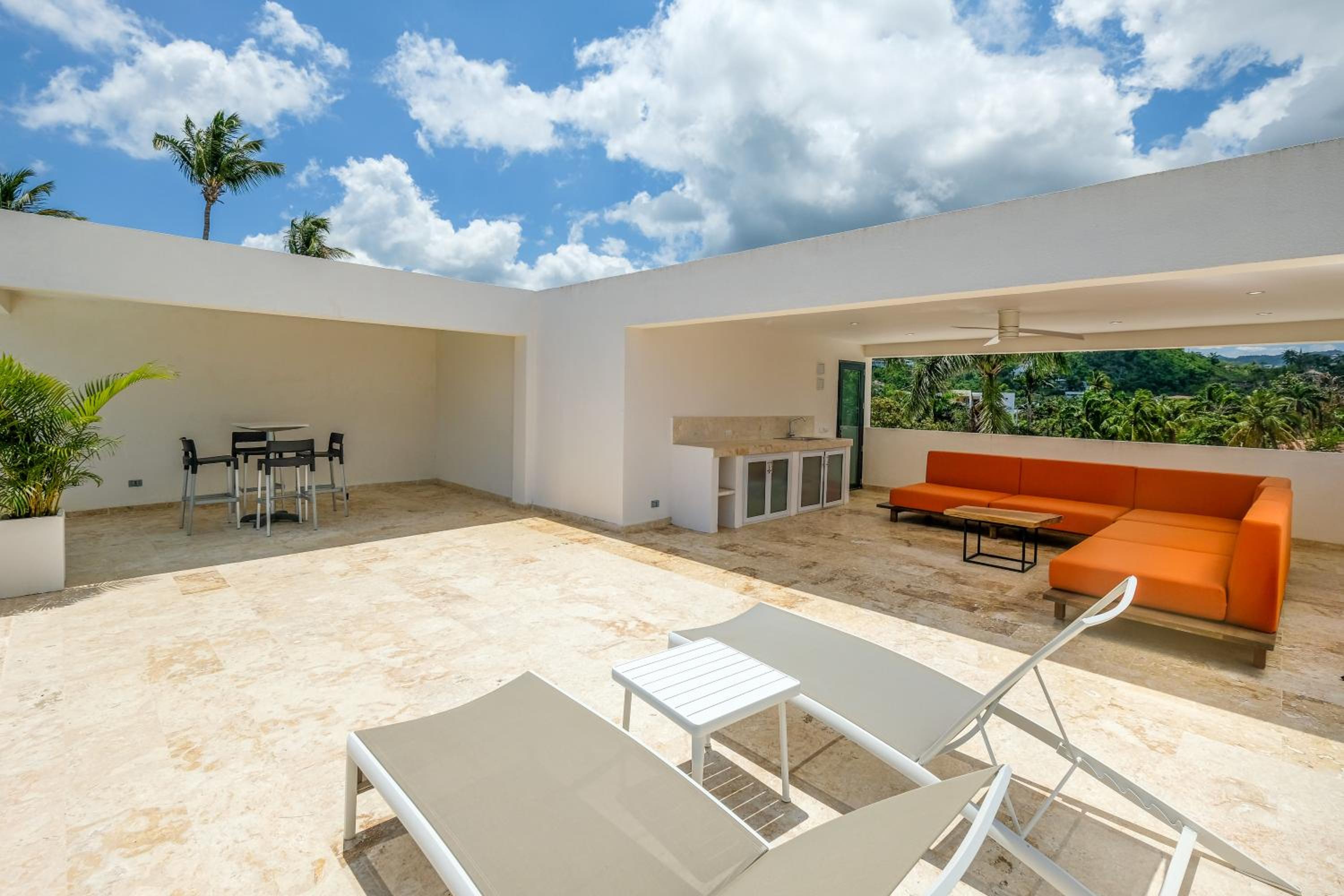 Three-Bedroom Apartment with Ocean View photo 2