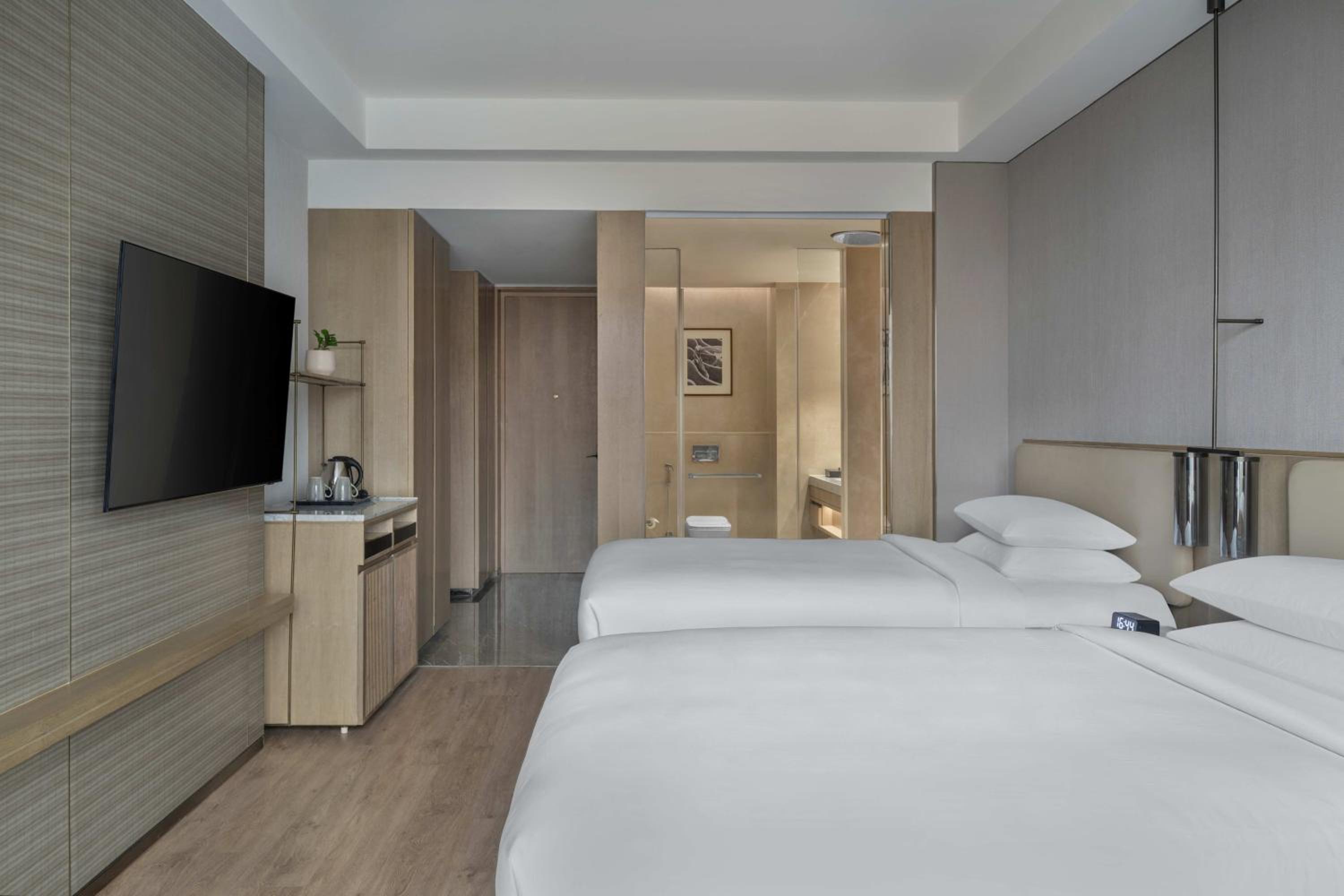 Club Twin Room with Hill View - Executive Lounge Access