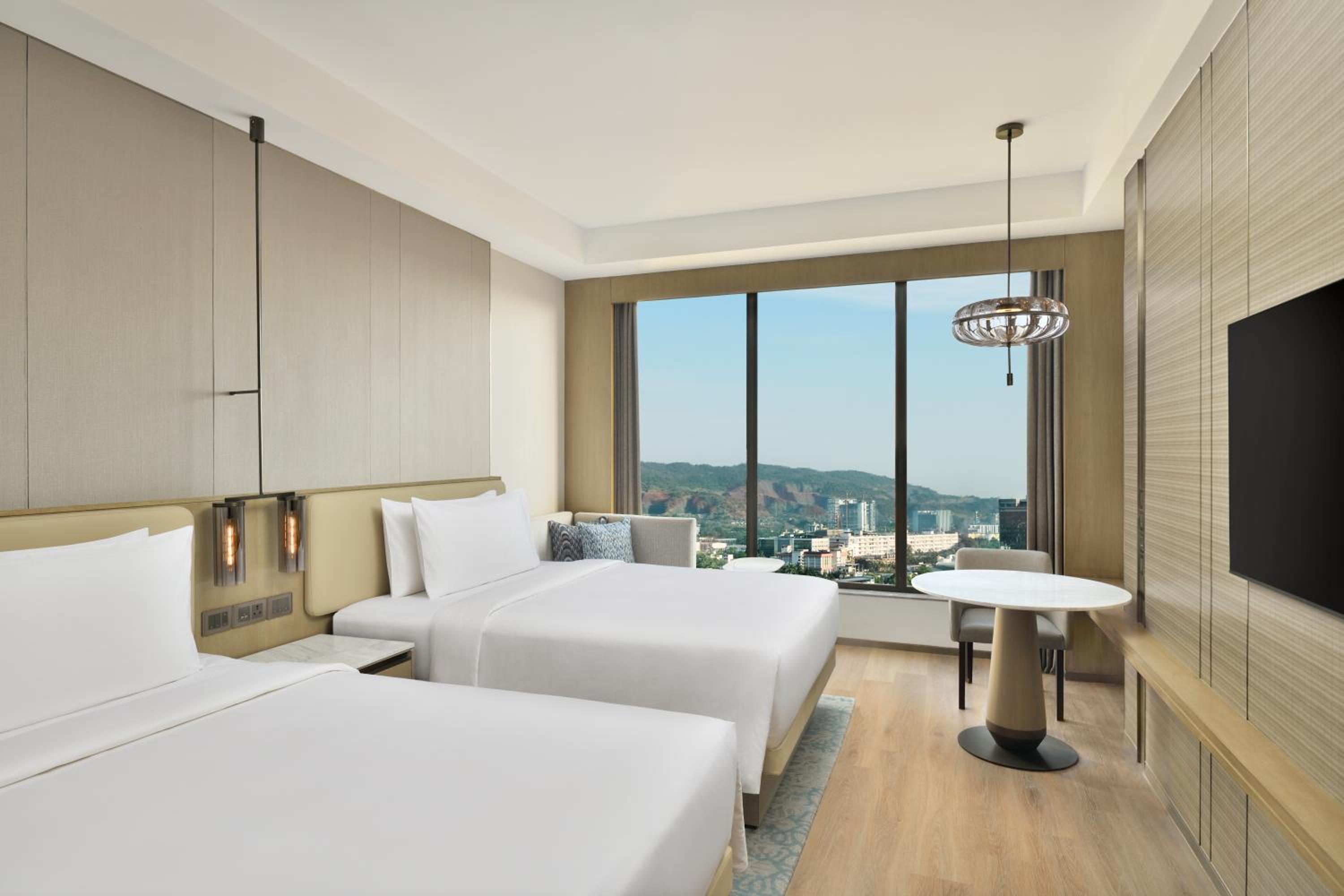 Club Twin Room with Hill View - Executive Lounge Access photo 3