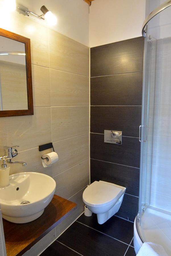 Large Double Room - Photo 9