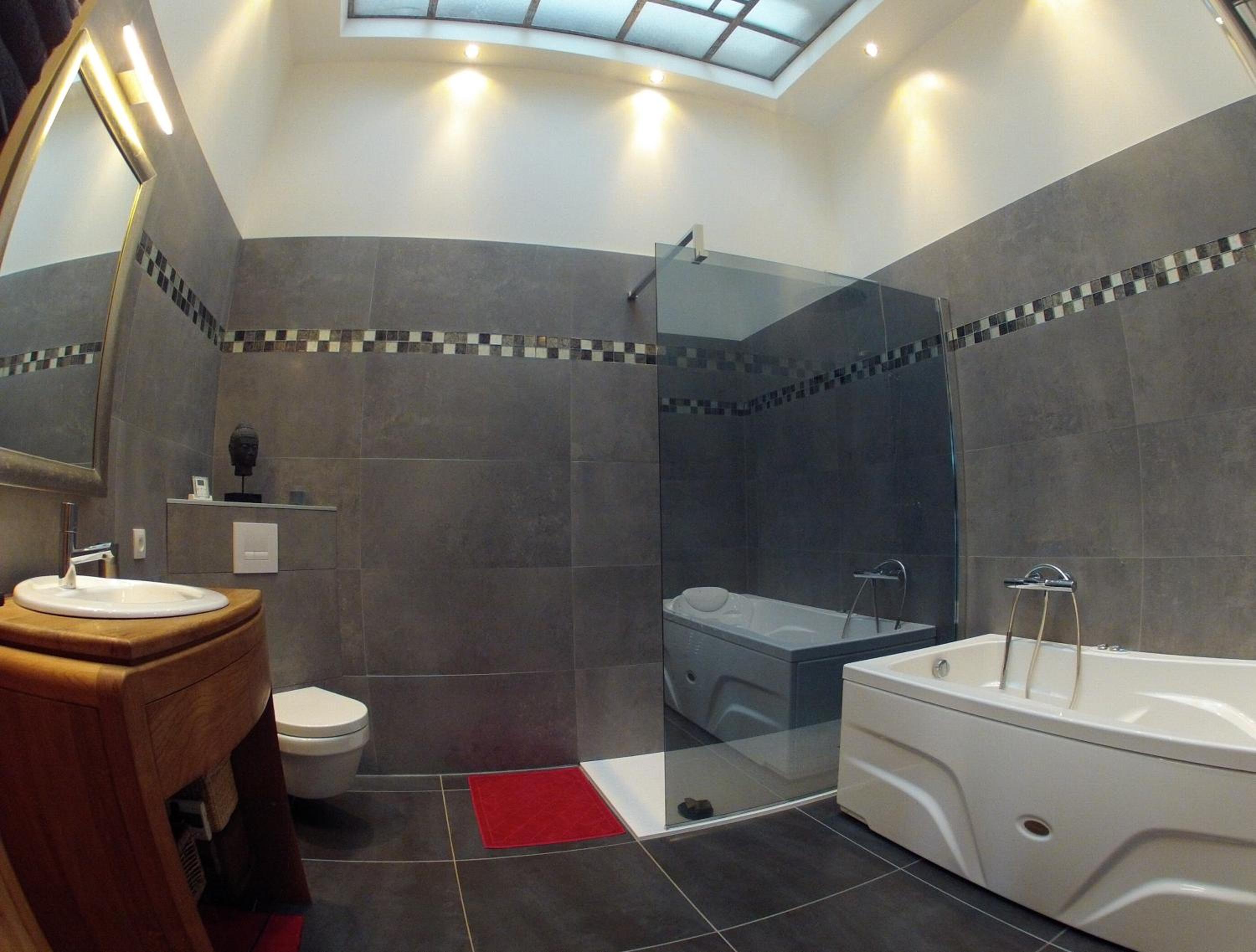 Deluxe King Suite photo 2