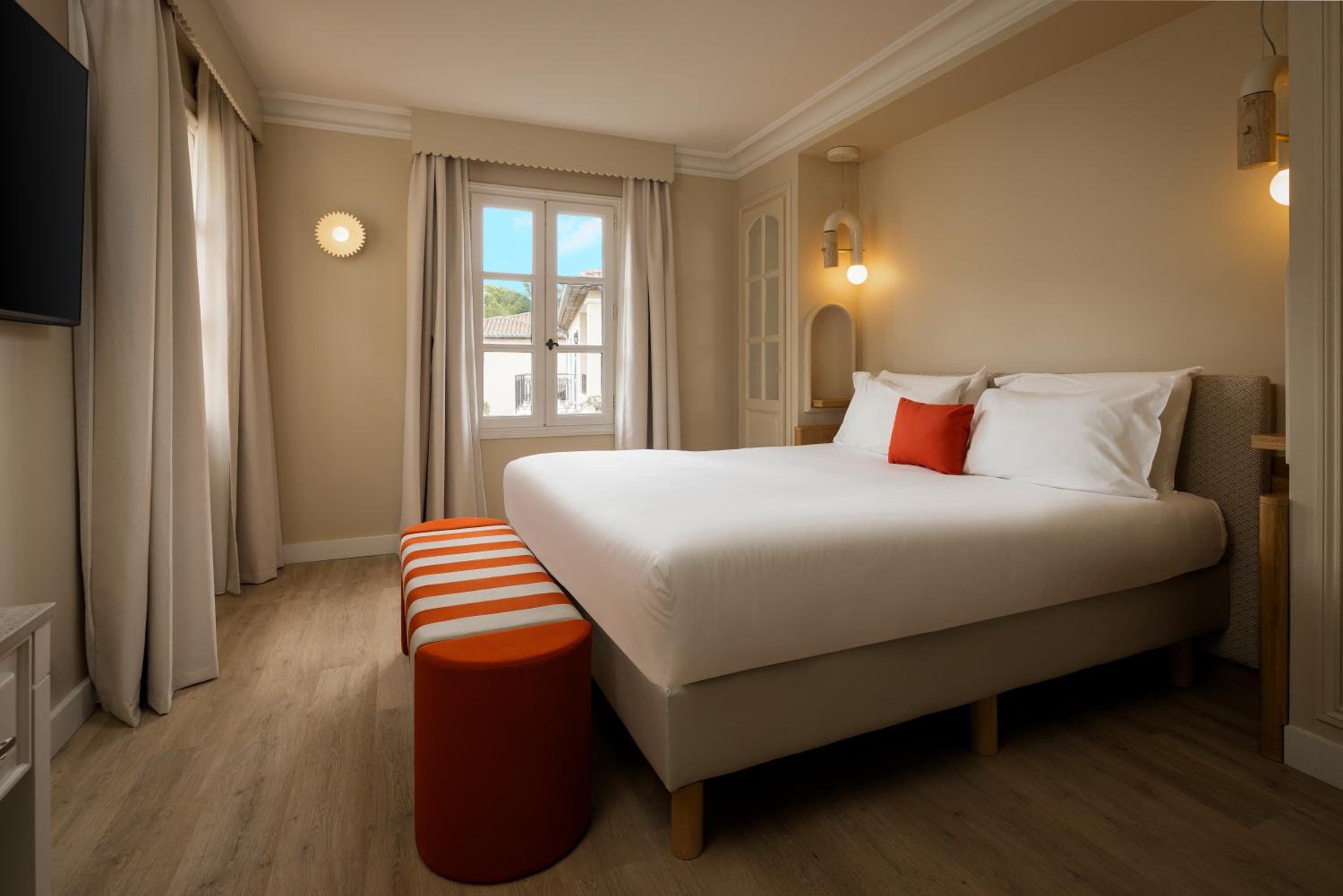Junior King Suite with Sofa Bed, Balcony and Garden View photo 3