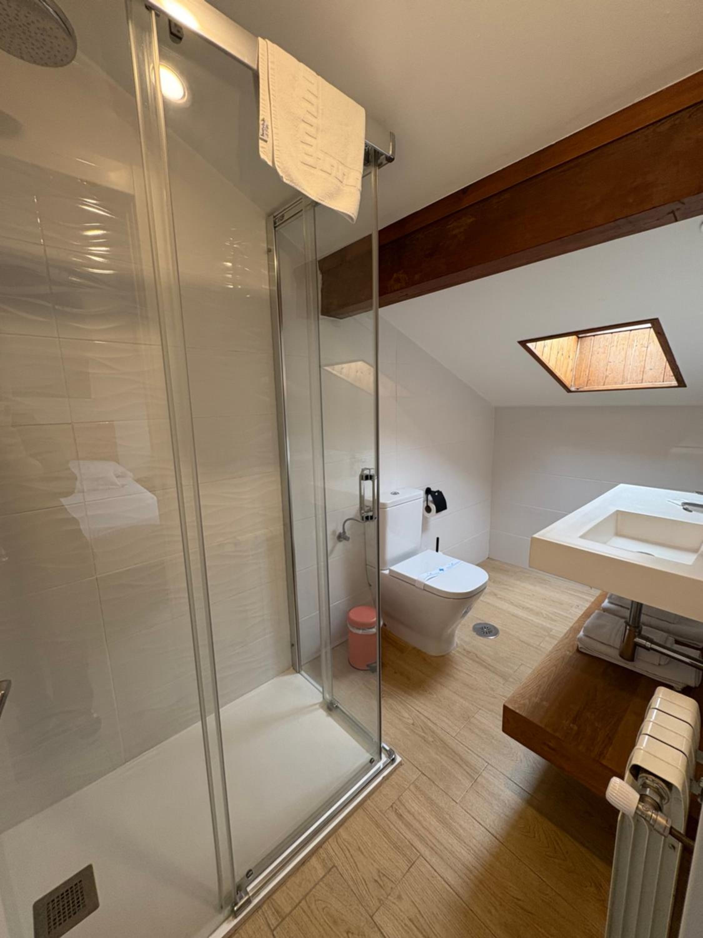 Double Room - Interior Facing photo 2