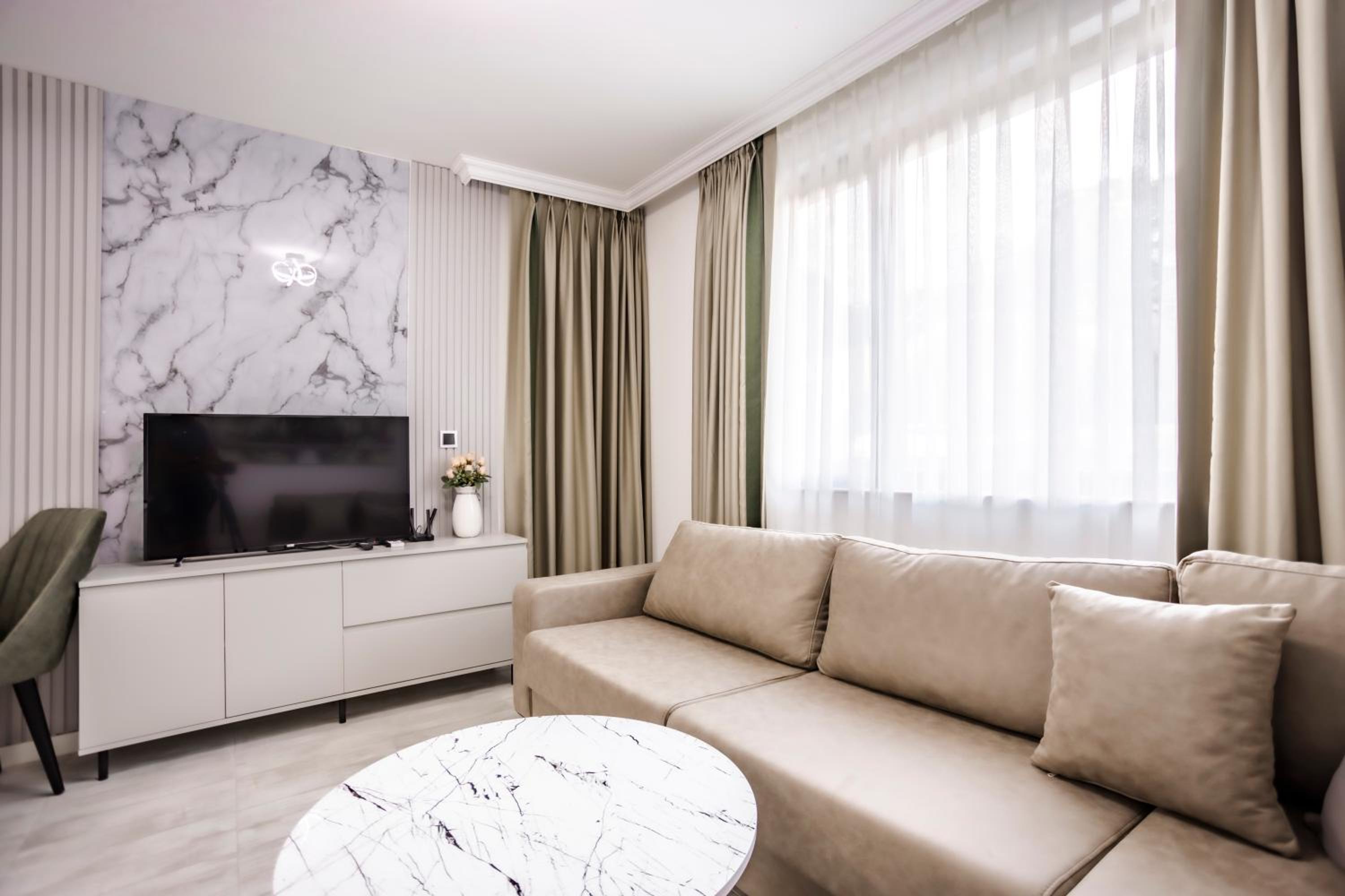 One-Bedroom Apartment with Balcony and Mountain View   photo 3