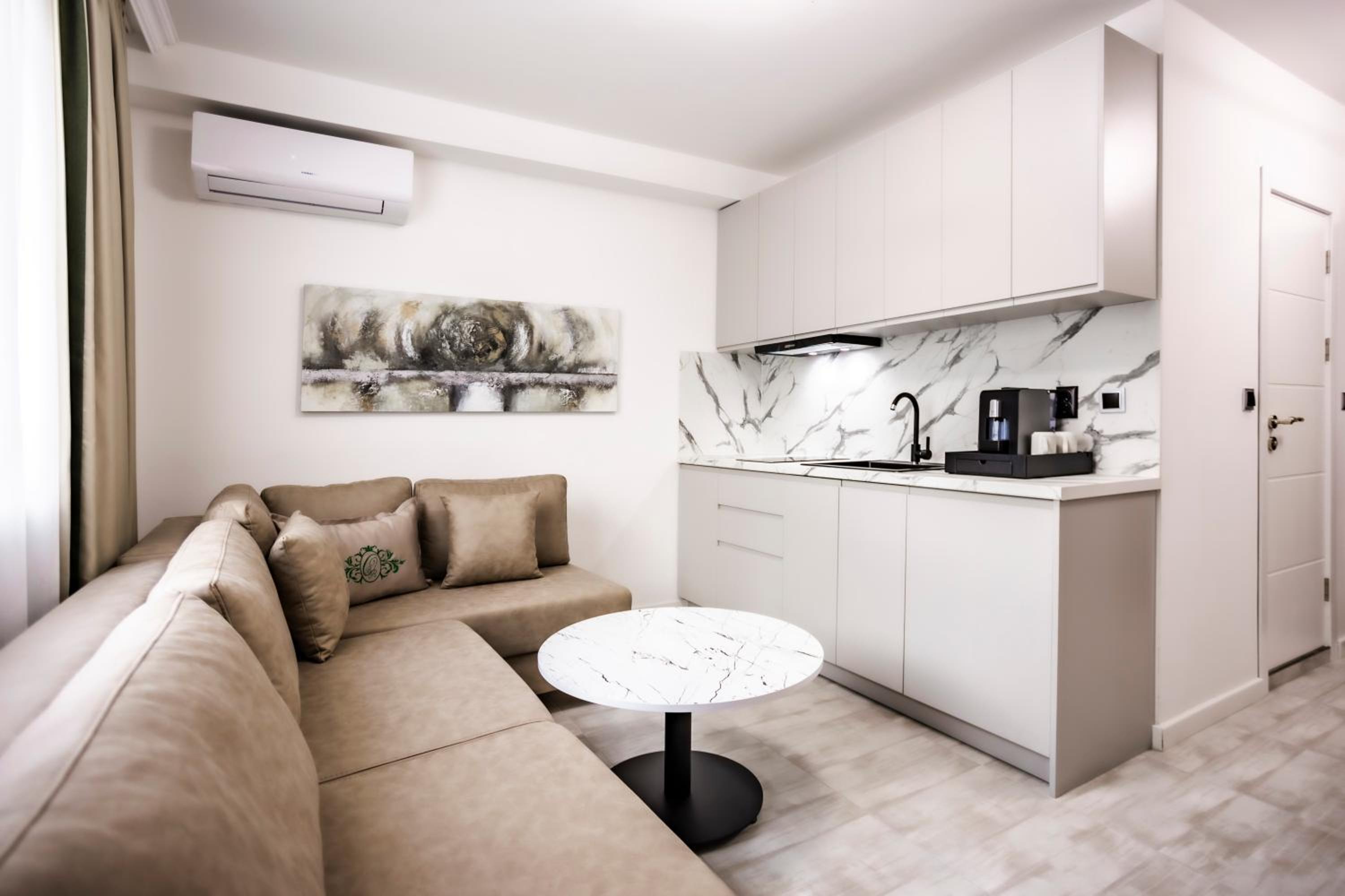 One-Bedroom Apartment with Balcony and Mountain View   photo 2
