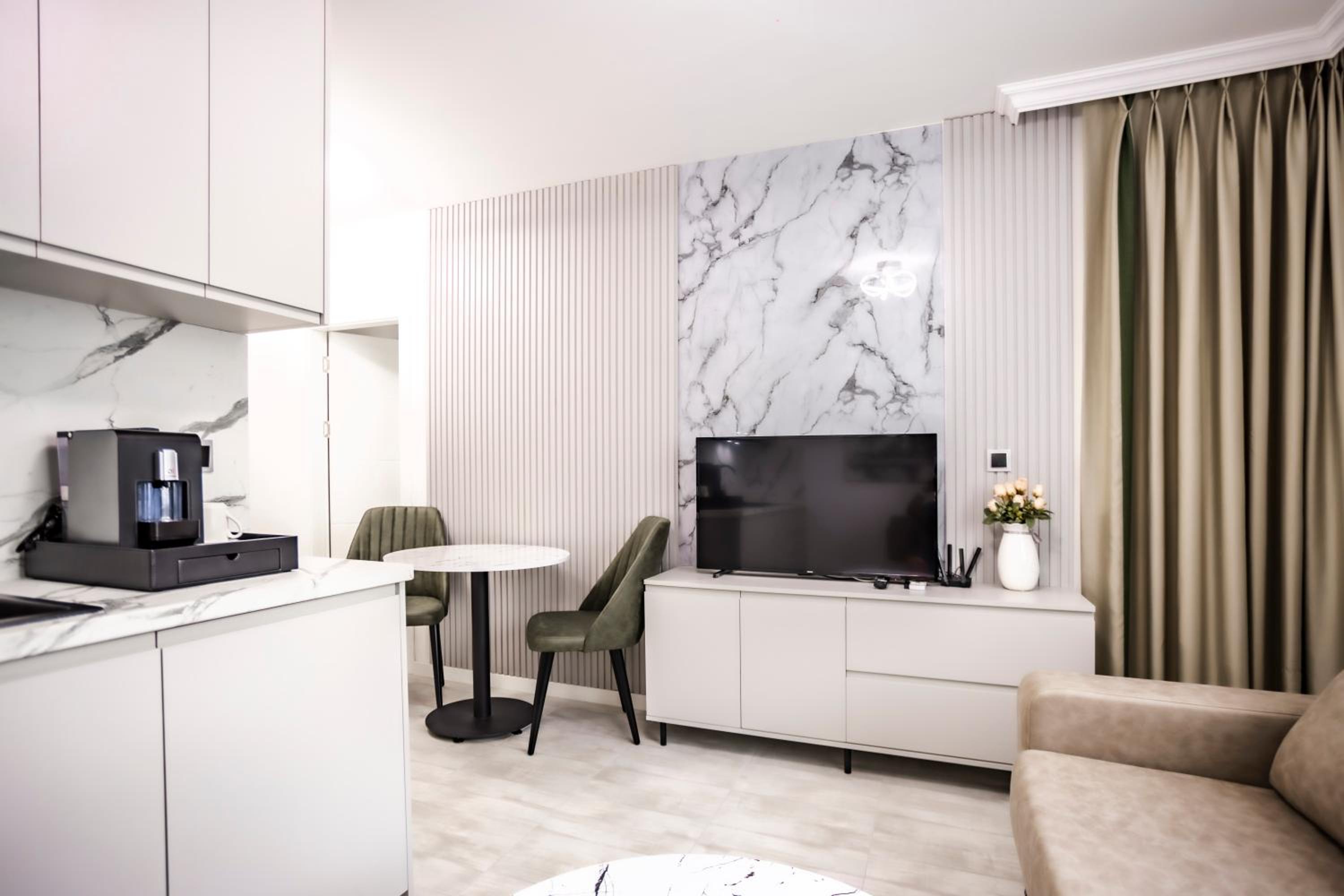 One-Bedroom Apartment with Balcony and Mountain View   photo 1