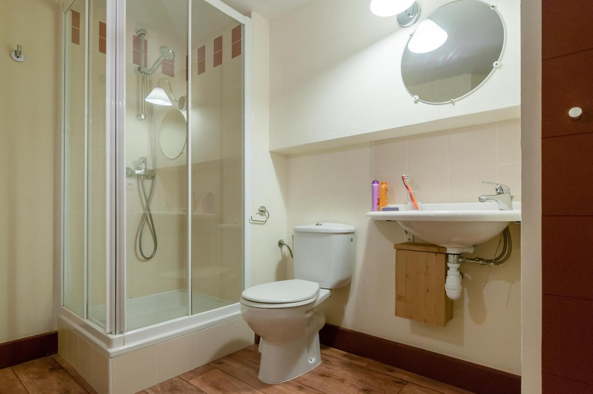 Two-Bedroom Apartment with Balcony (6 People) photo 3