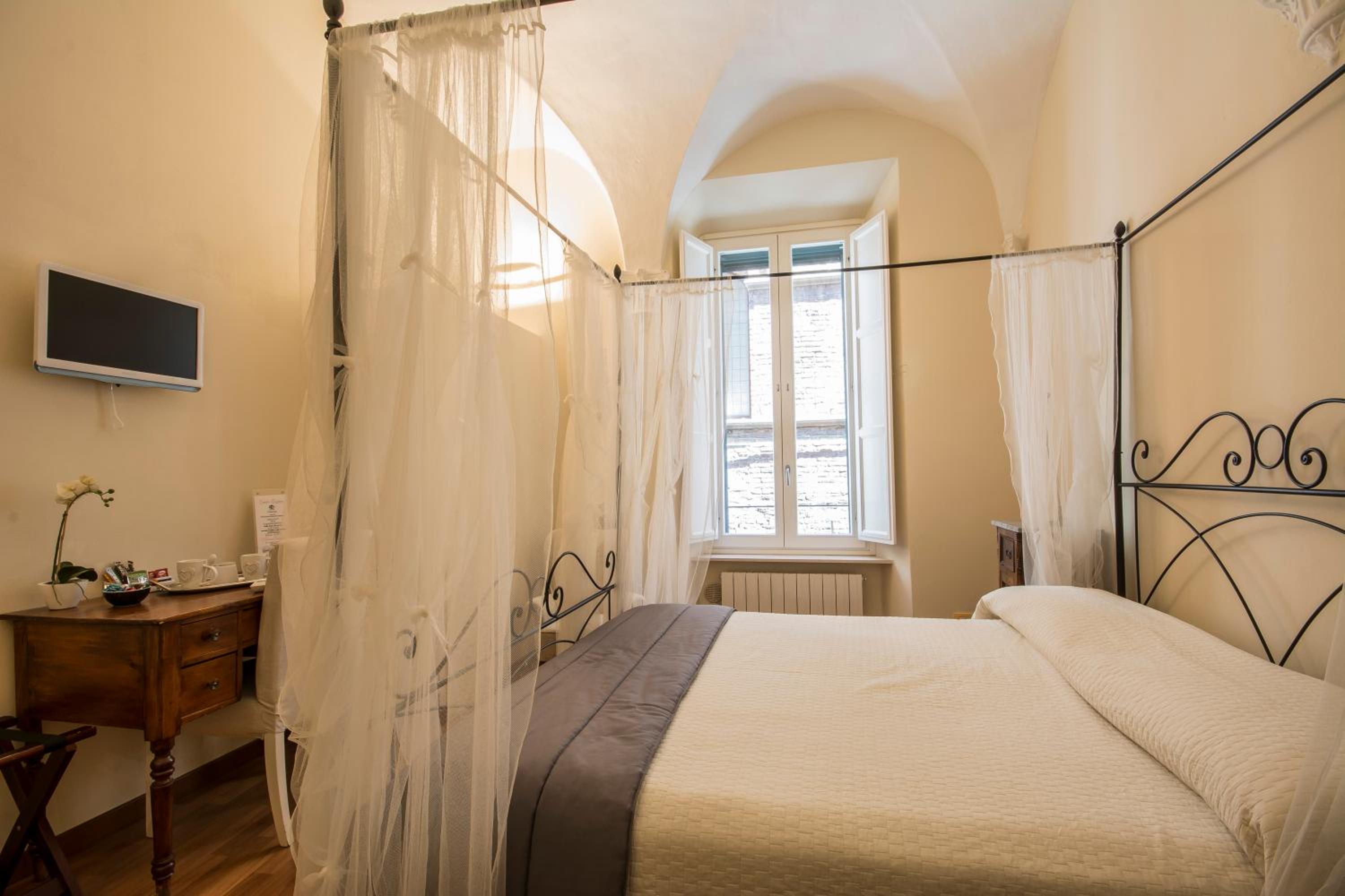 Classic Double or Twin Room - Photo 11