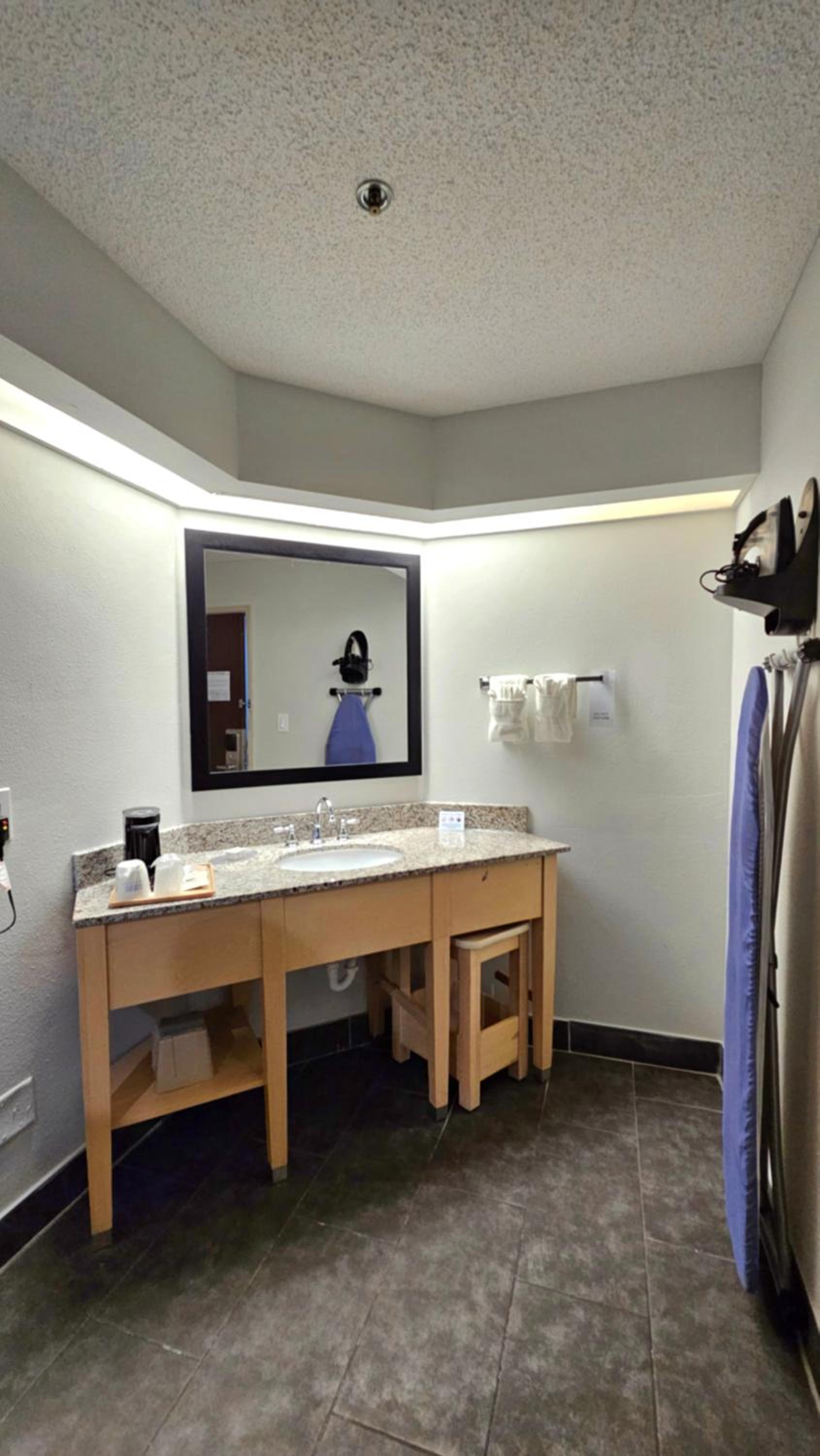 King Studio Suite - Non-Smoking - Photo 5
