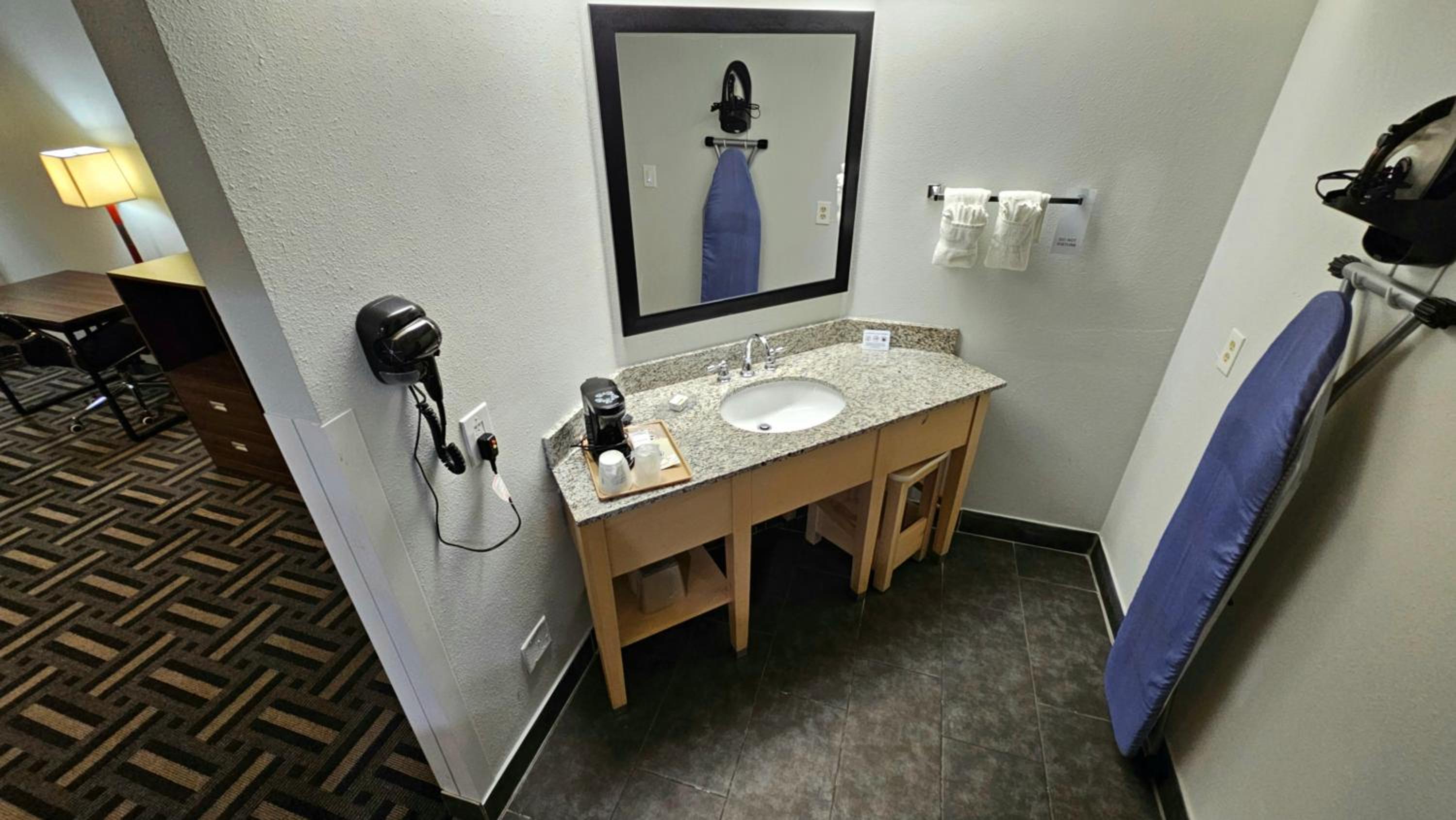 King Studio Suite - Non-Smoking - Photo 6