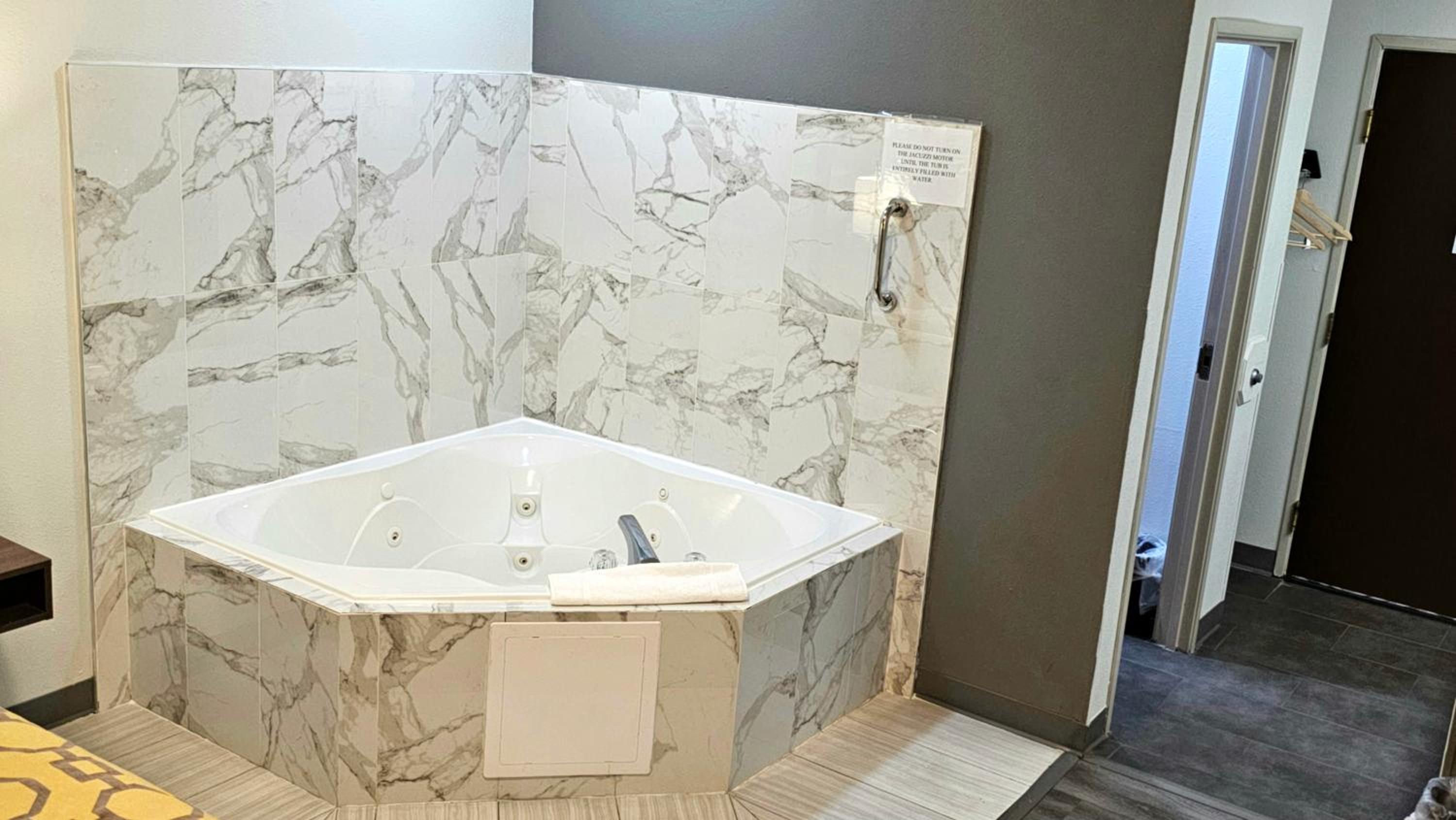 King Studio Suite with Jetted Tub - Non-Smoking - Photo 4