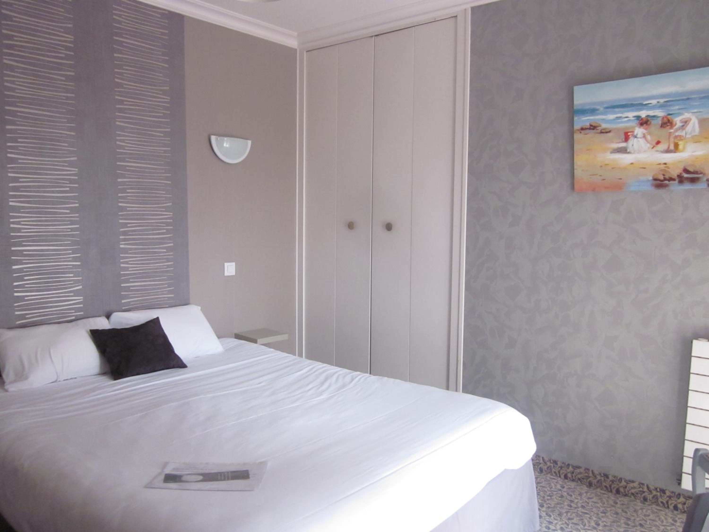 Queen Room with Balcony - Photo 1