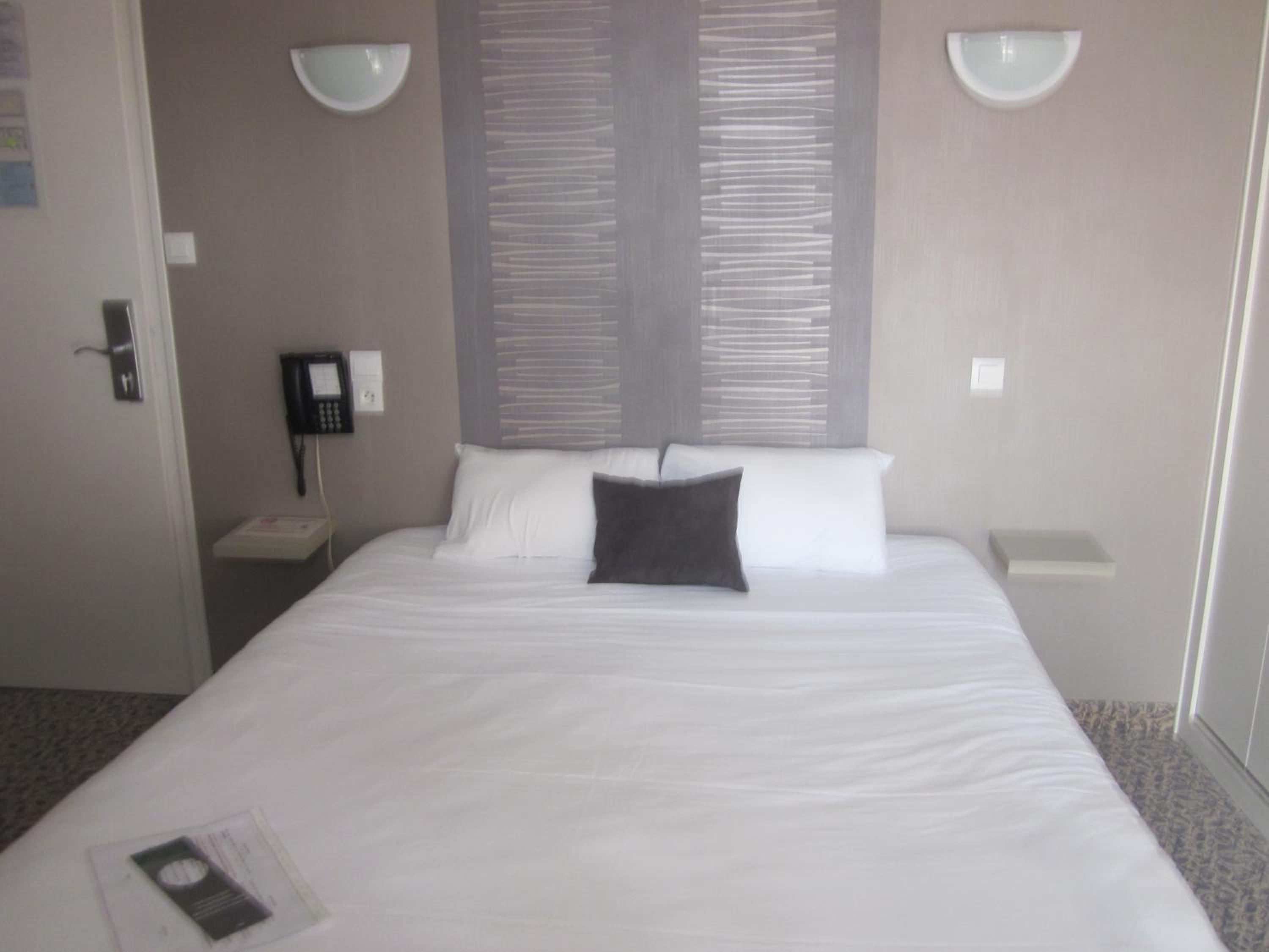 Queen Room with Balcony - Photo 5