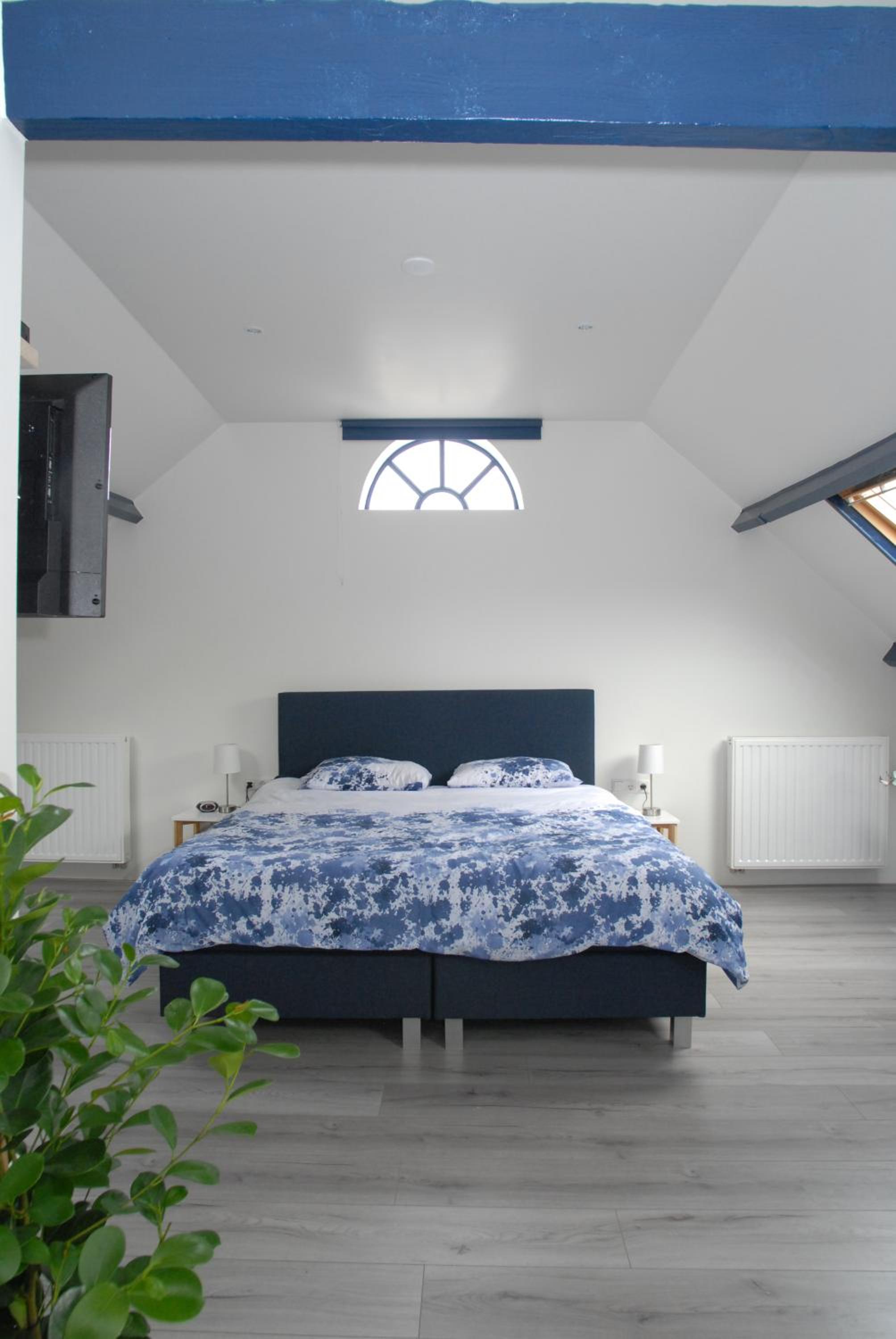 Deluxe Double Room with Bath - Photo 3