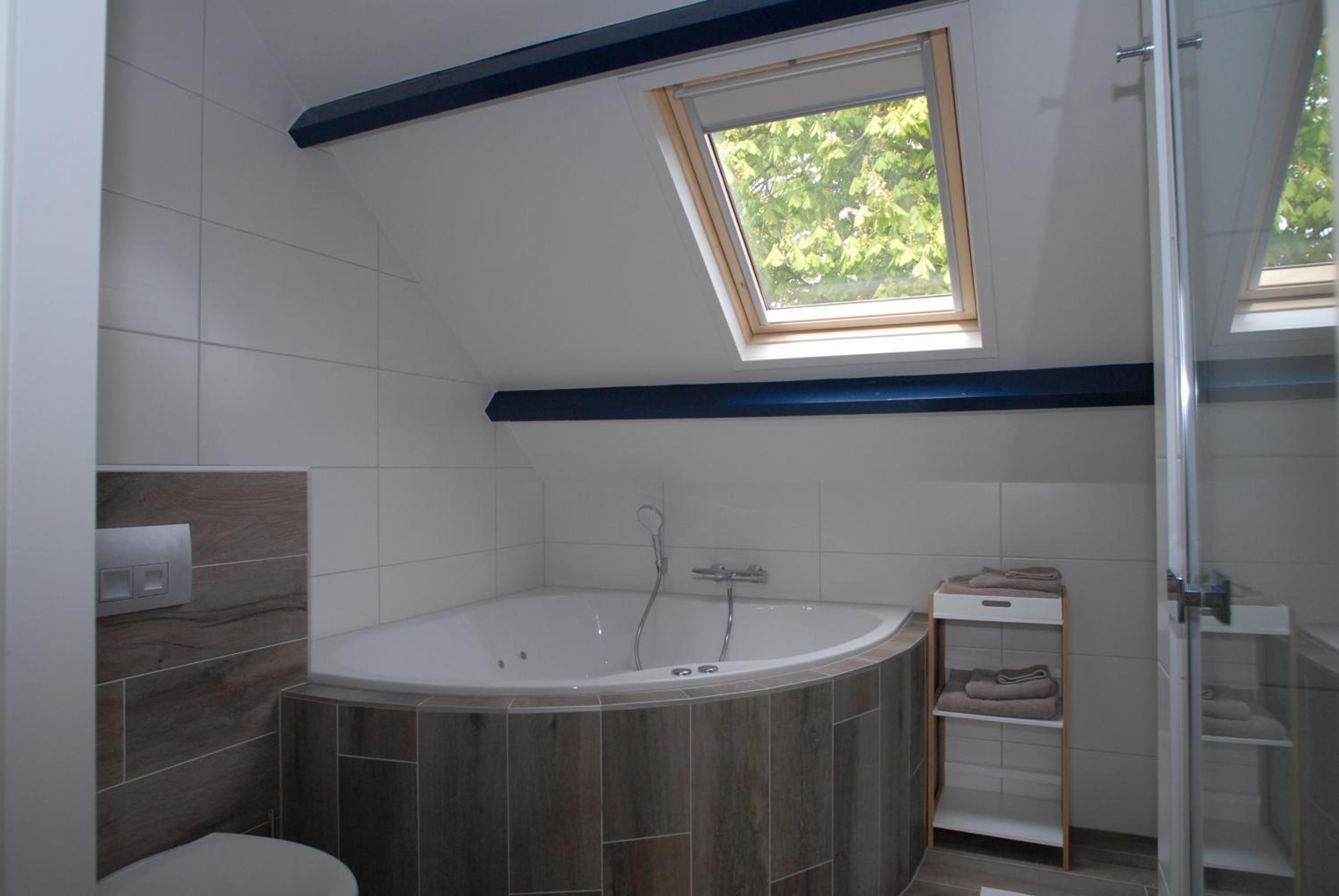 Deluxe Double Room with Bath - Photo 5