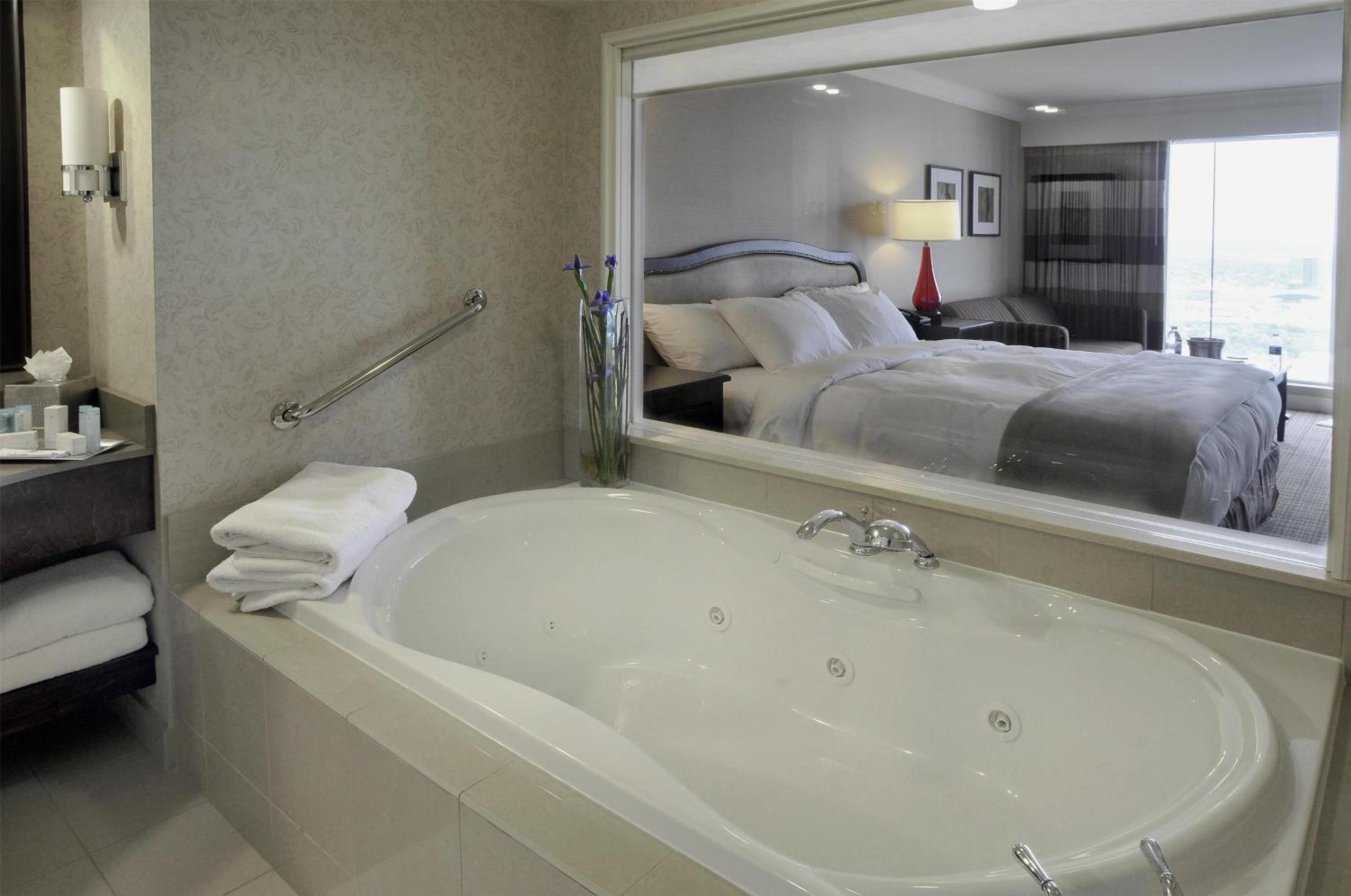 King Studio Suite with Spa Bath and US Falls View