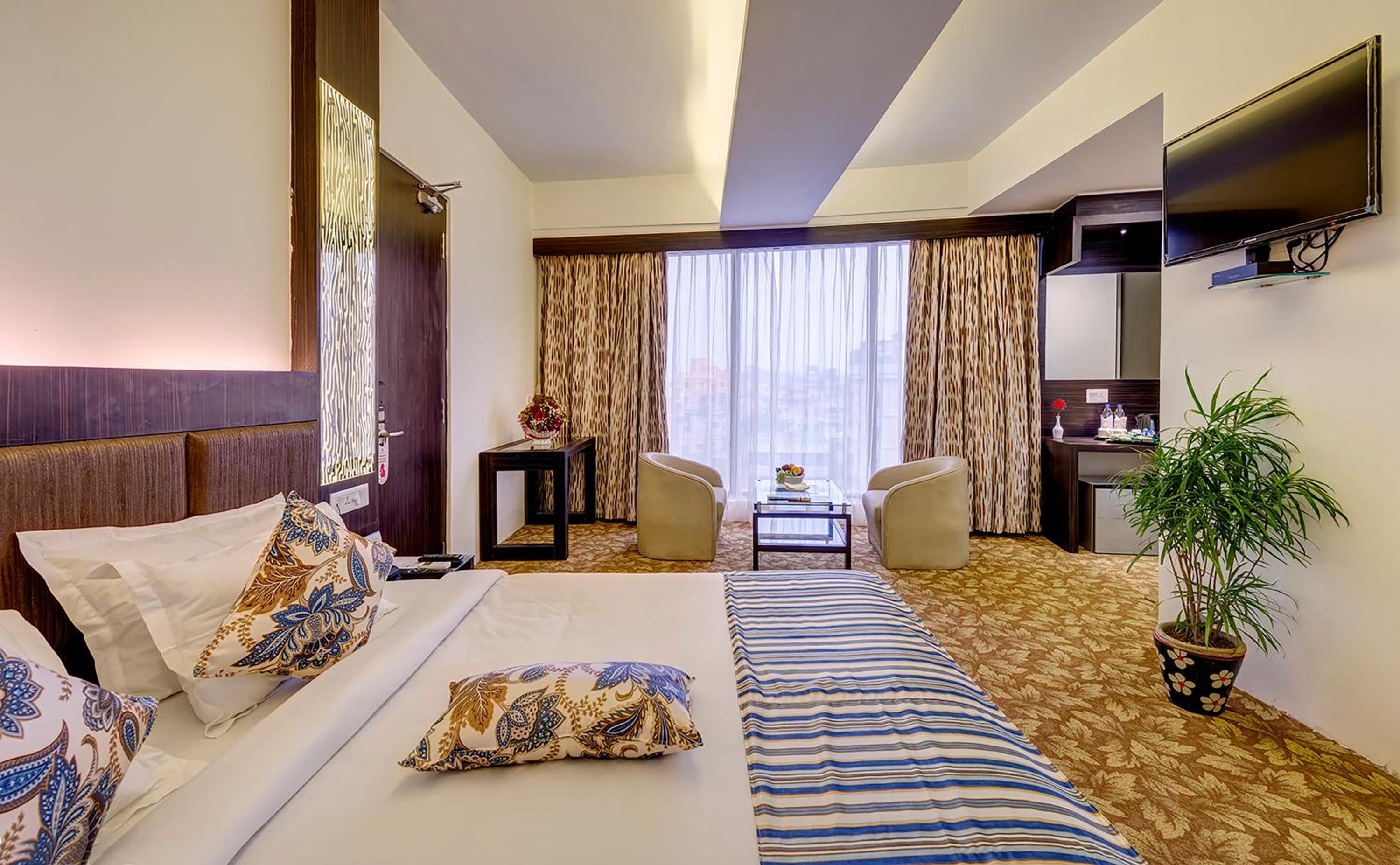 Royale Room - Photo 1