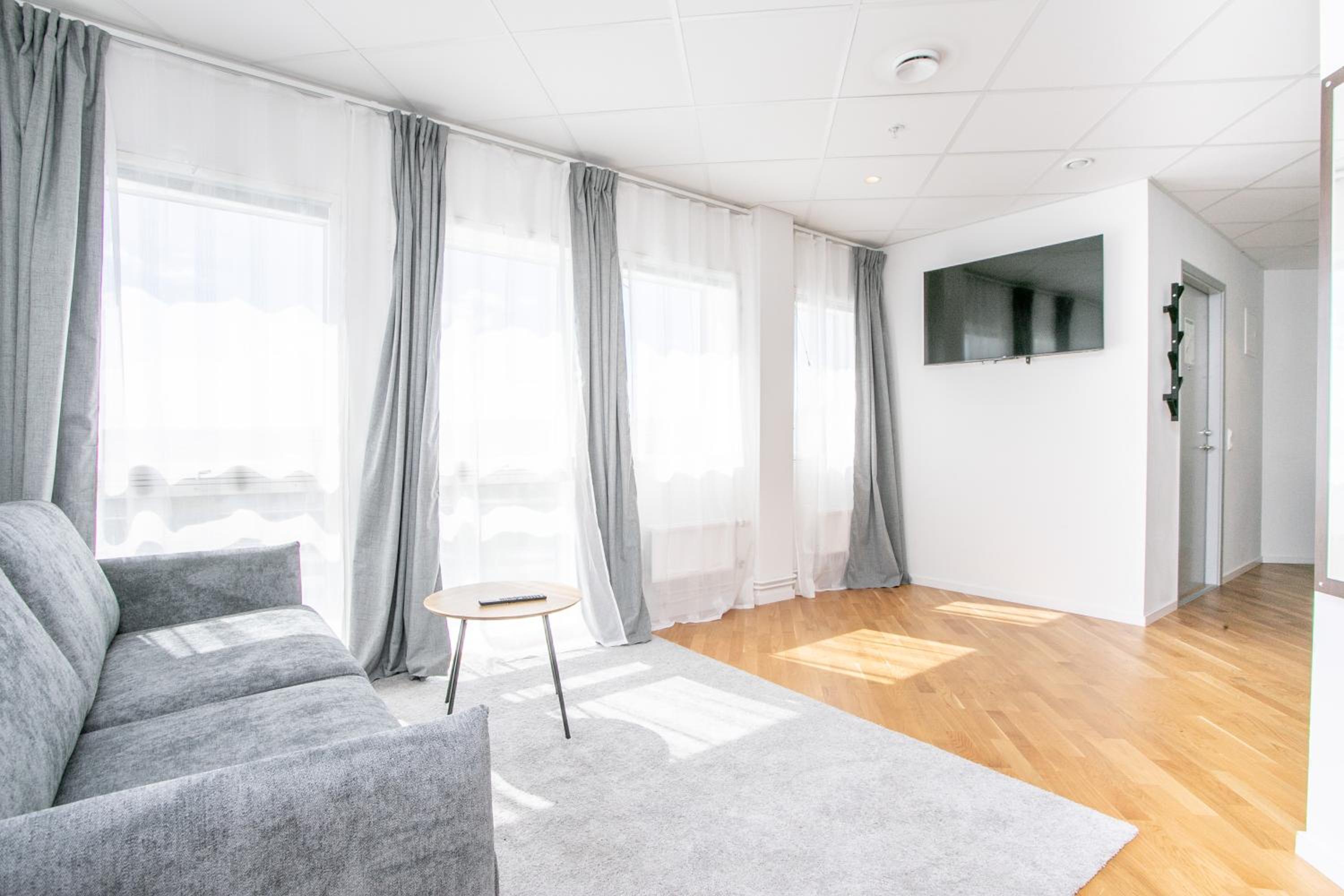 One-Bedroom Deluxe Apartment - Photo 2