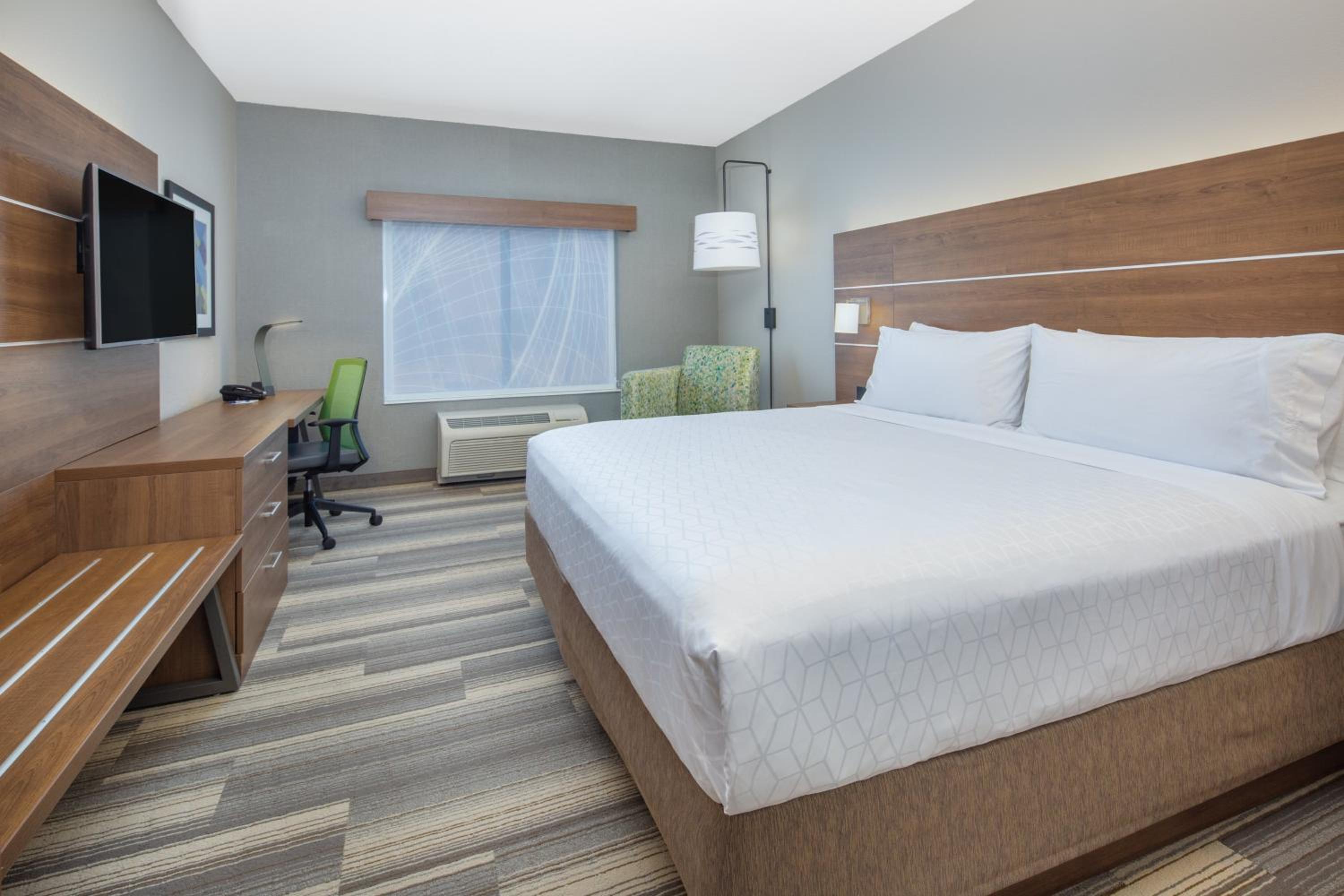 Standard King Room with Roll-in Shower - Mobility Accessible photo 2