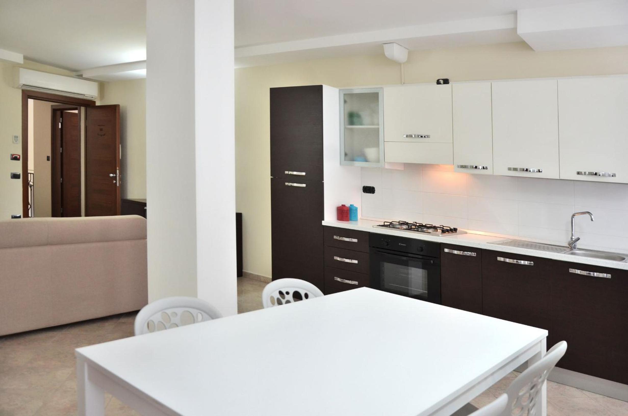 Two-Bedroom Apartment with Balcony - Photo 4